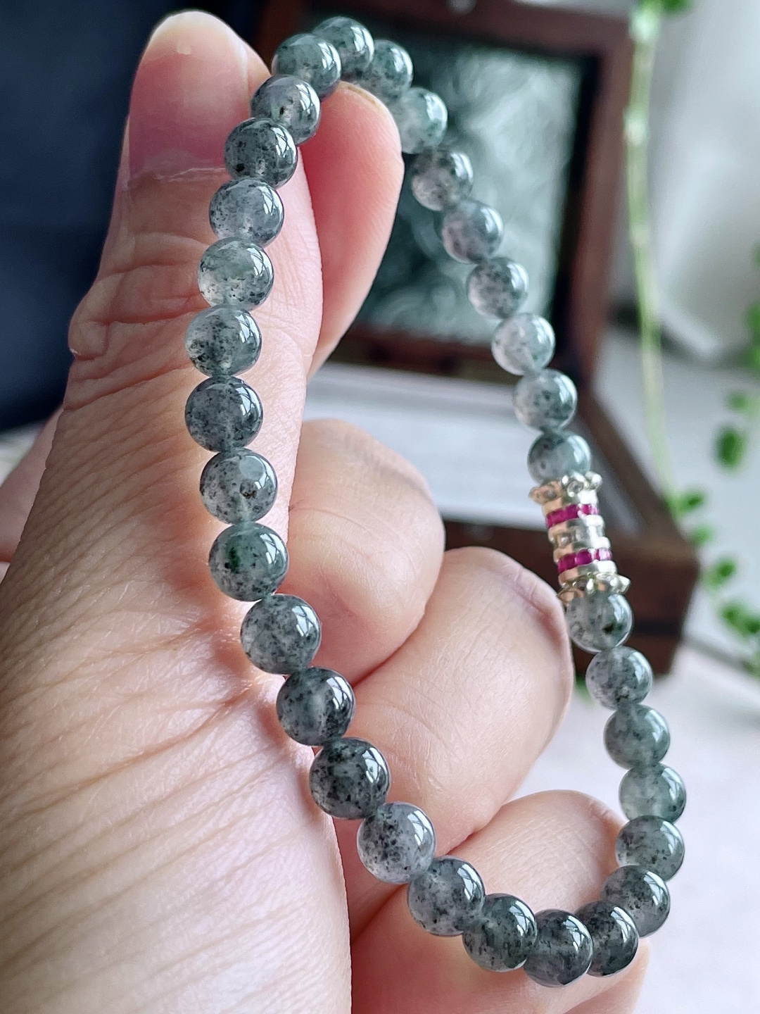 【珠子】冰乌鸡手串圆珠珠子手串 【说明】缅甸 性比高 【尺寸】5.5mm 【重量】11.8克