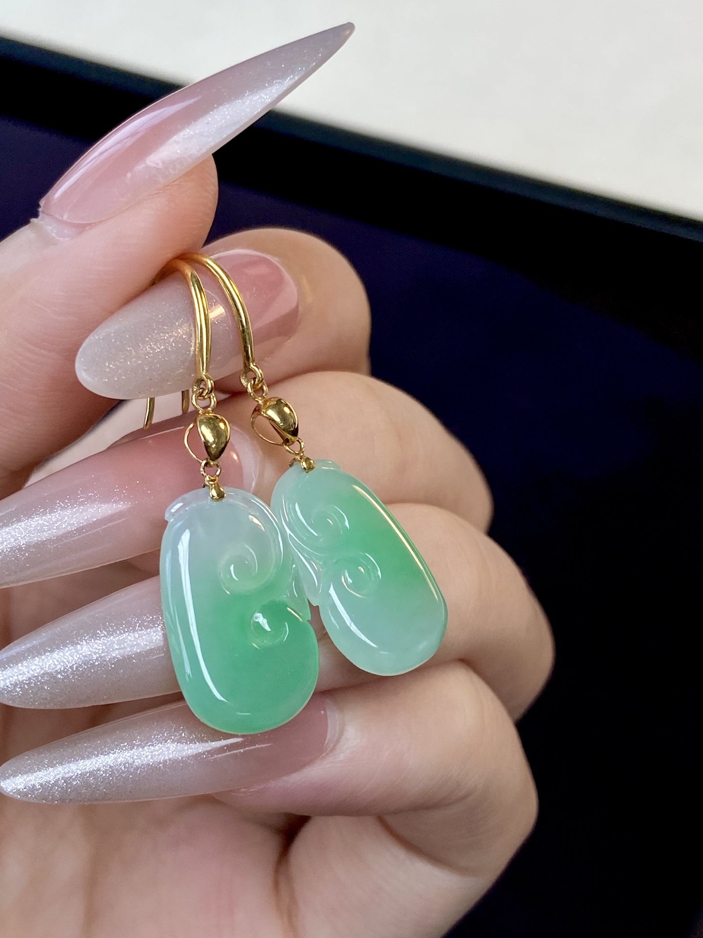 ️冰种飘绿如意耳坠，清韵雅致的美，不落俗 落落大方，越戴越有味道：37.7，裸石：18.5-11-2.8mm，无裂。