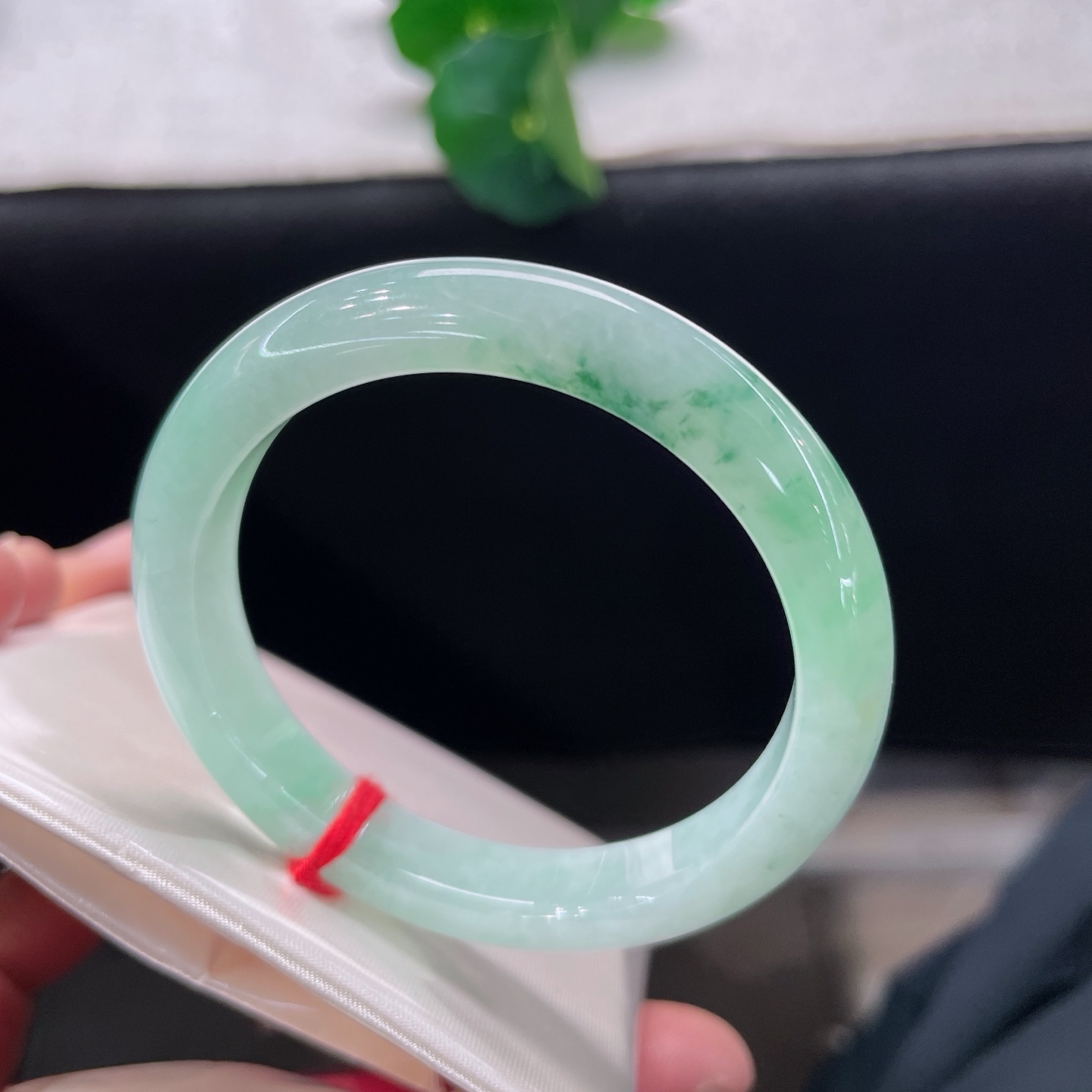 天然翡翠手镯 圈口50.8/9.3/7.2，果绿飘花正圈，50/51可戴。一腕清风，满圈灵动飘绿。微纹上手无视