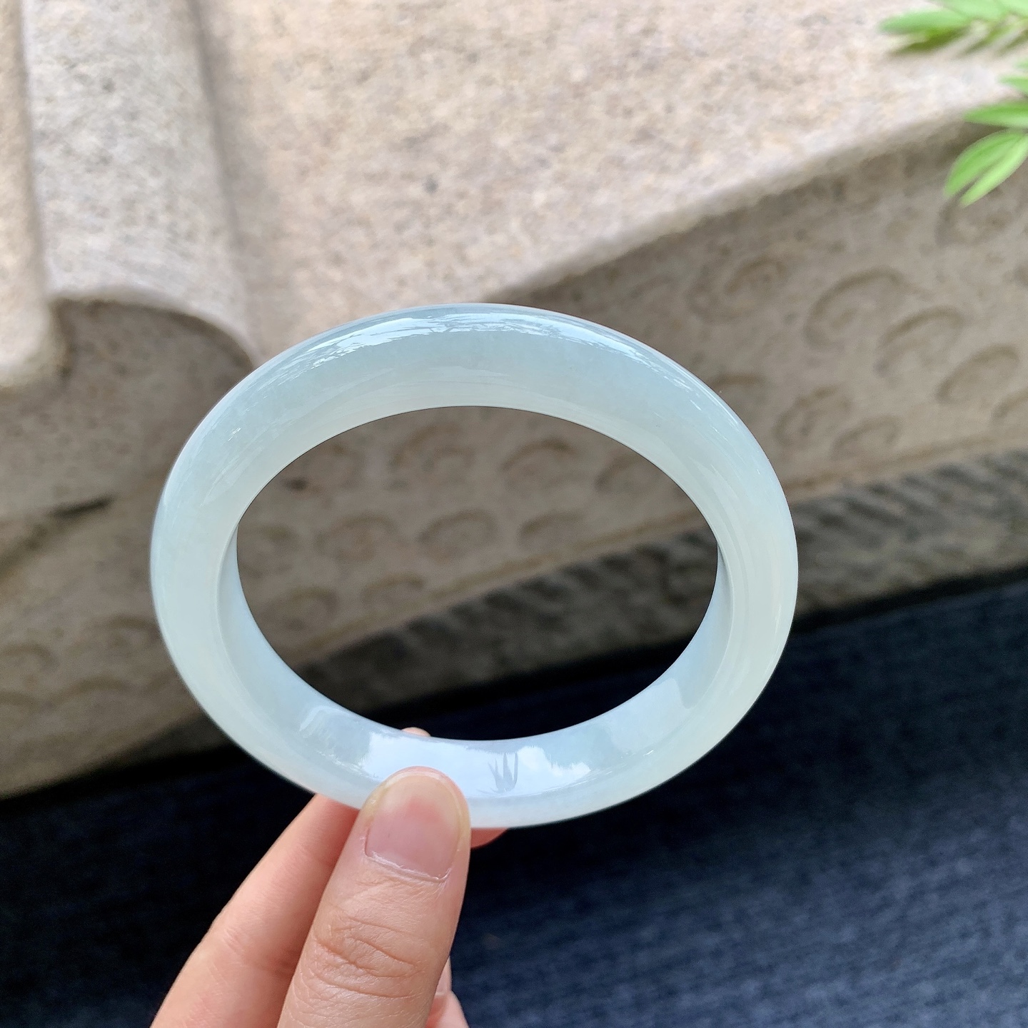 正圈64 65 圈口65/12.8/9.5 编码T1092304 糯冰底色，水润，种老，细腻，无裂