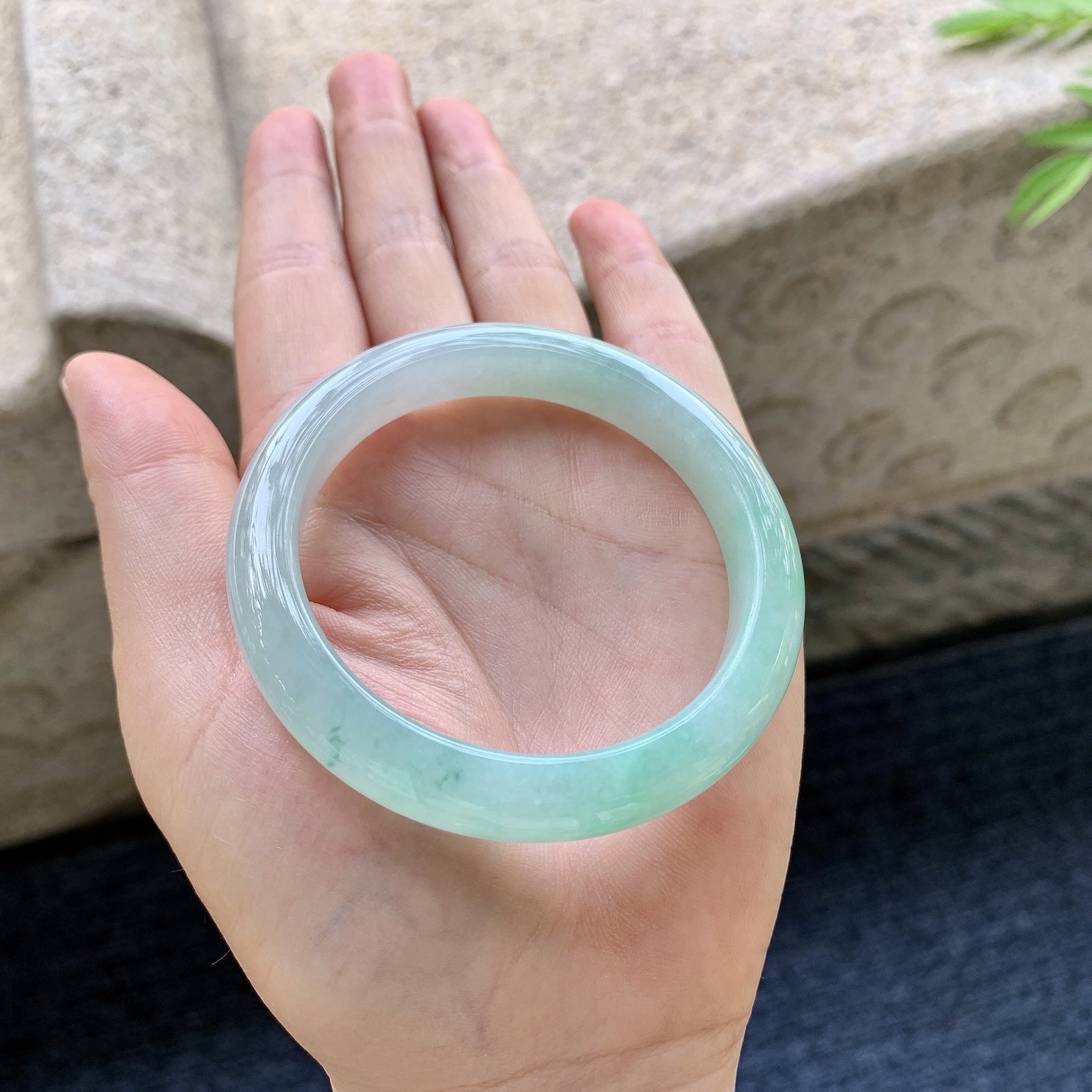 正圈51 52 圈口52.2/9.8/7.8 编码GF092321 糯冰飘绿，水润，种老，细腻，打灯