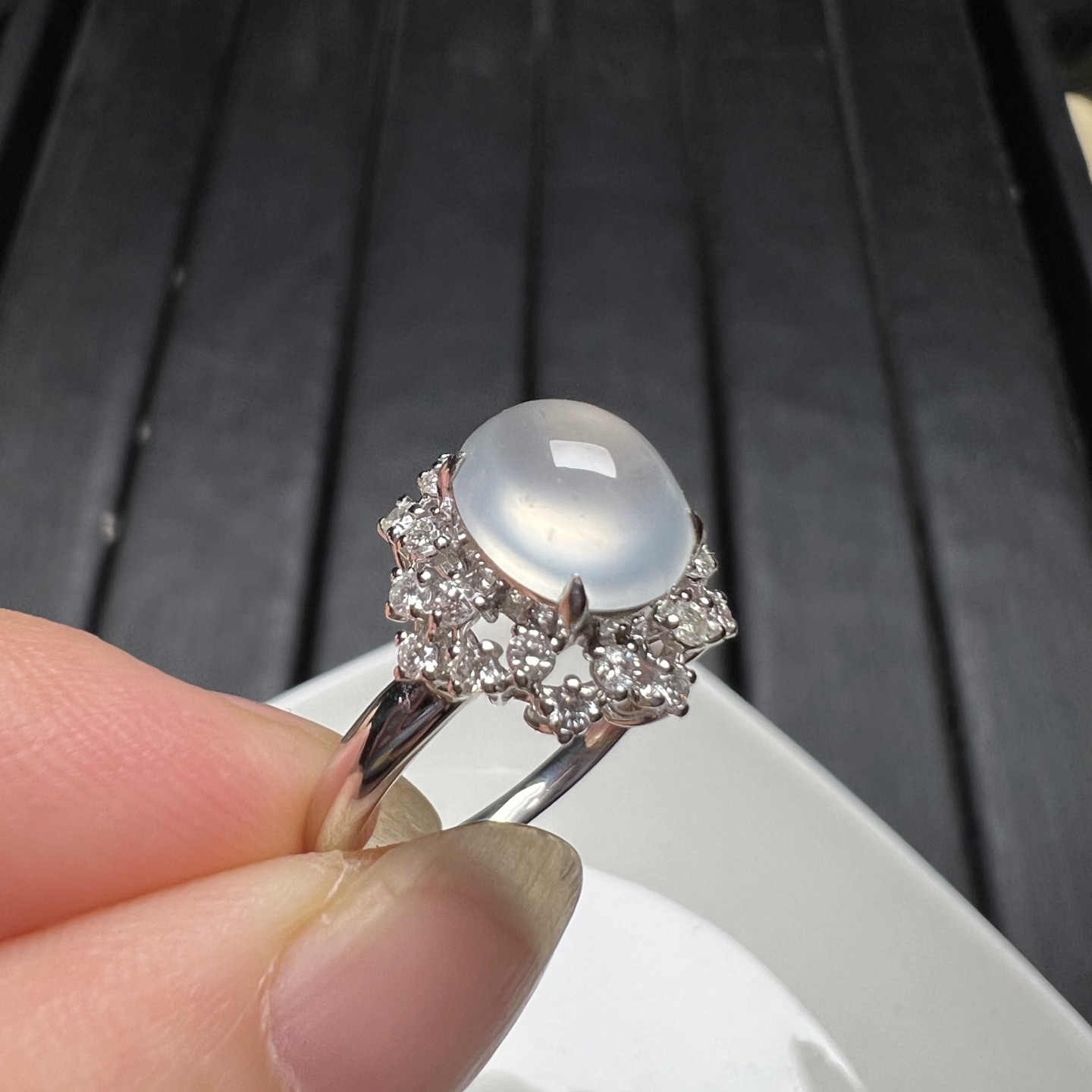 ️18k金钻石镶嵌冰种起光白冰蛋面翡翠戒指天然缅甸A货精品，68.5-7.2