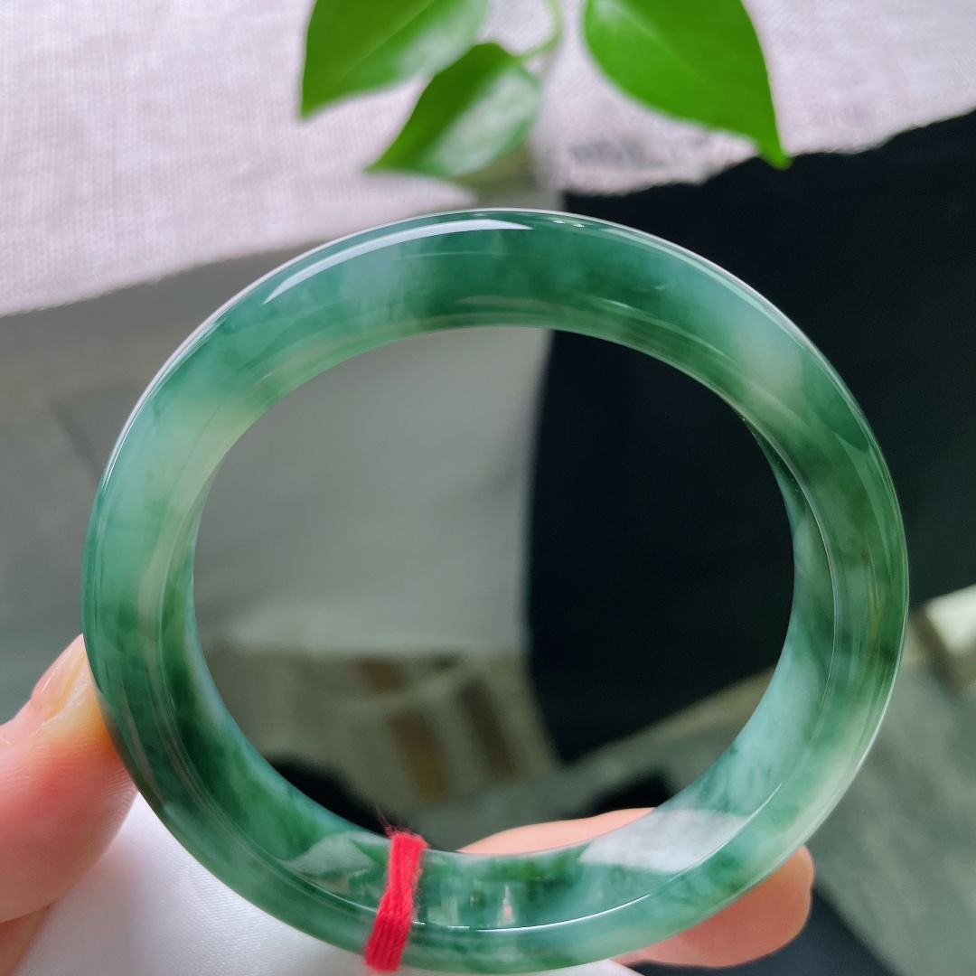 58.3/12.3/8.5，飘花正圈，无裂，玉质细腻，清润如水，花色自然成片晕染，像把一幅江南水墨山水凝于腕间ss59405a