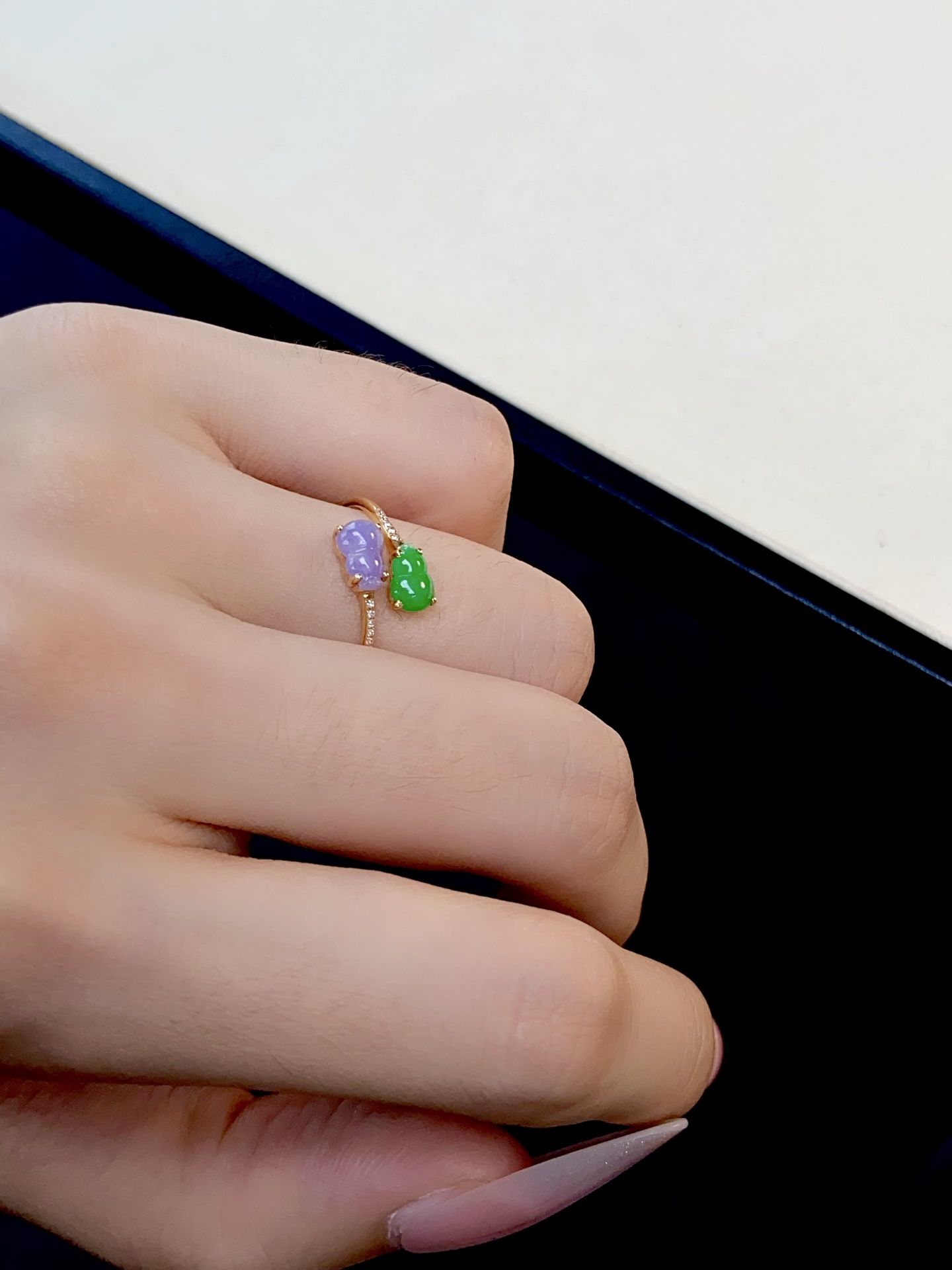 冰种紫绿葫芦戒指，温柔的撞色，双声葫芦缠绕指间，一紫一绿 既华丽又个性：9.6-9.3-3.9，裸石