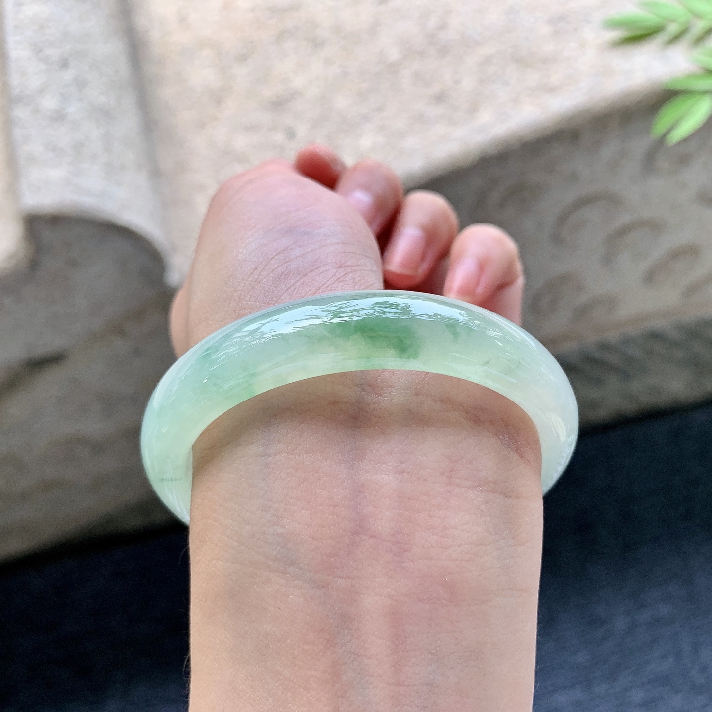 贵妃53 54 圈口54/46.9/12.3/7 编码GF092361 冰糯飘绿，水润，种老，细腻，打灯有棉线