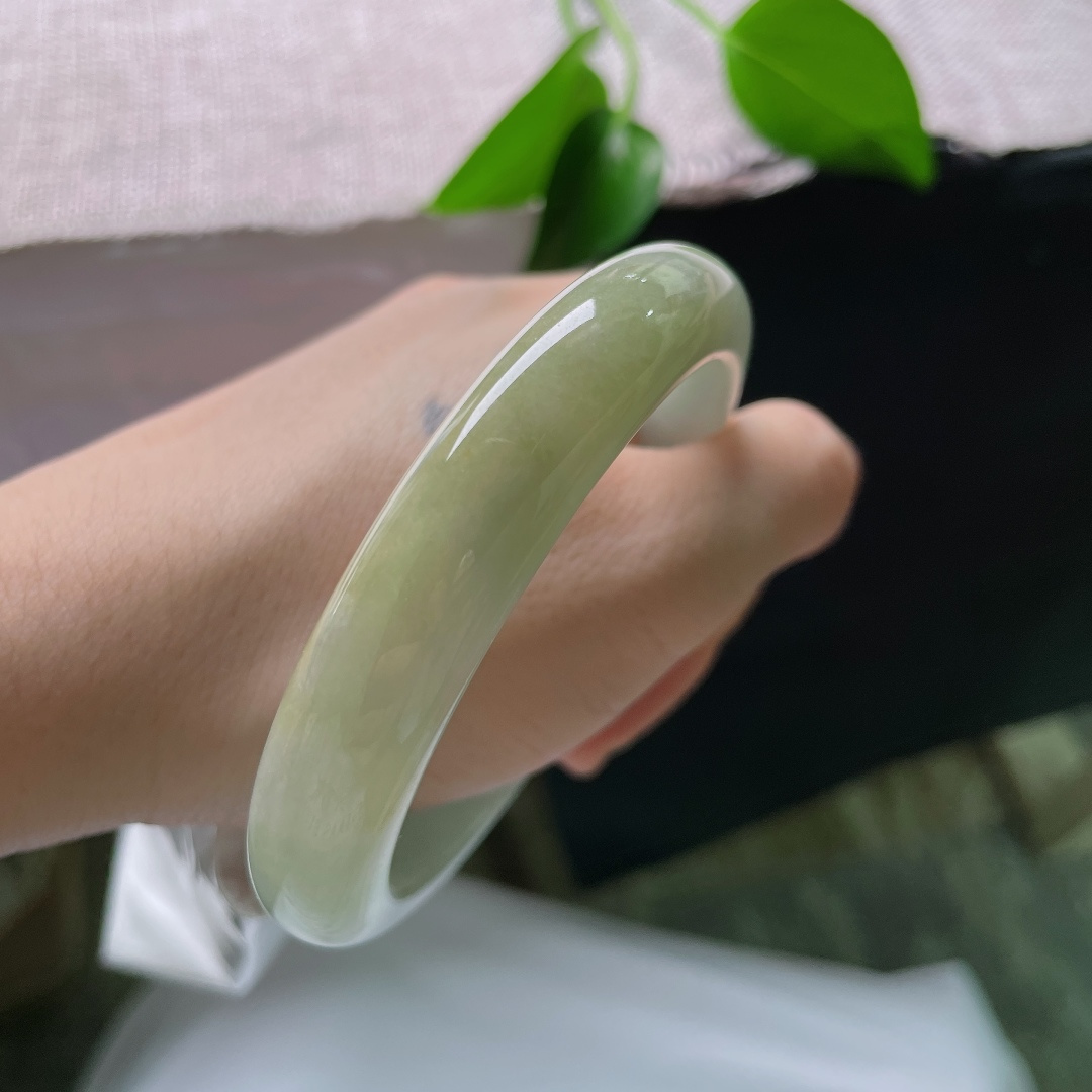 61.6/12.7/8.7，黄翡正圈，晶体线，油润玉质沉稳内敛，黄绿相融层次柔和，端庄镯型，自带复古国风气质。ss59677a