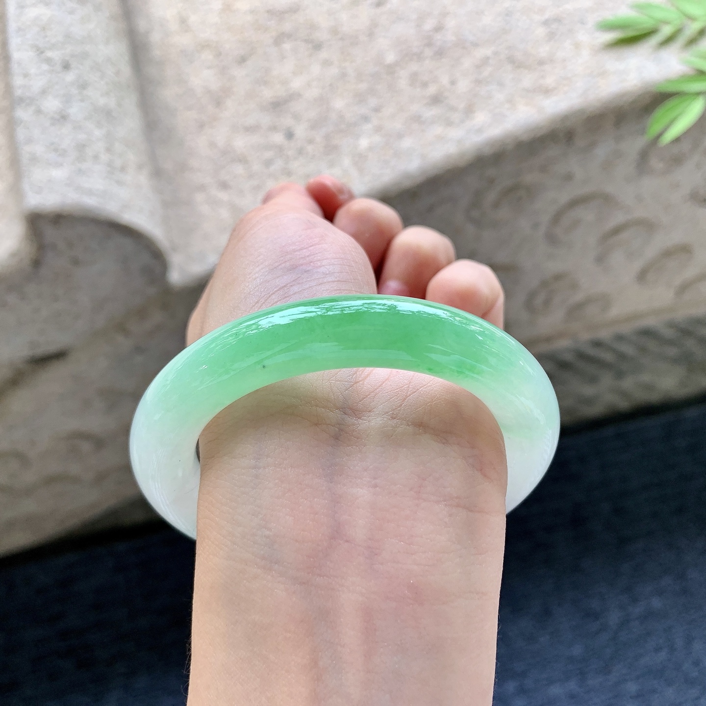 圆条54 55 圈口55/11.2/11 编码GF092326 冰糯阳绿，水润，种老，细腻，打灯有棉线