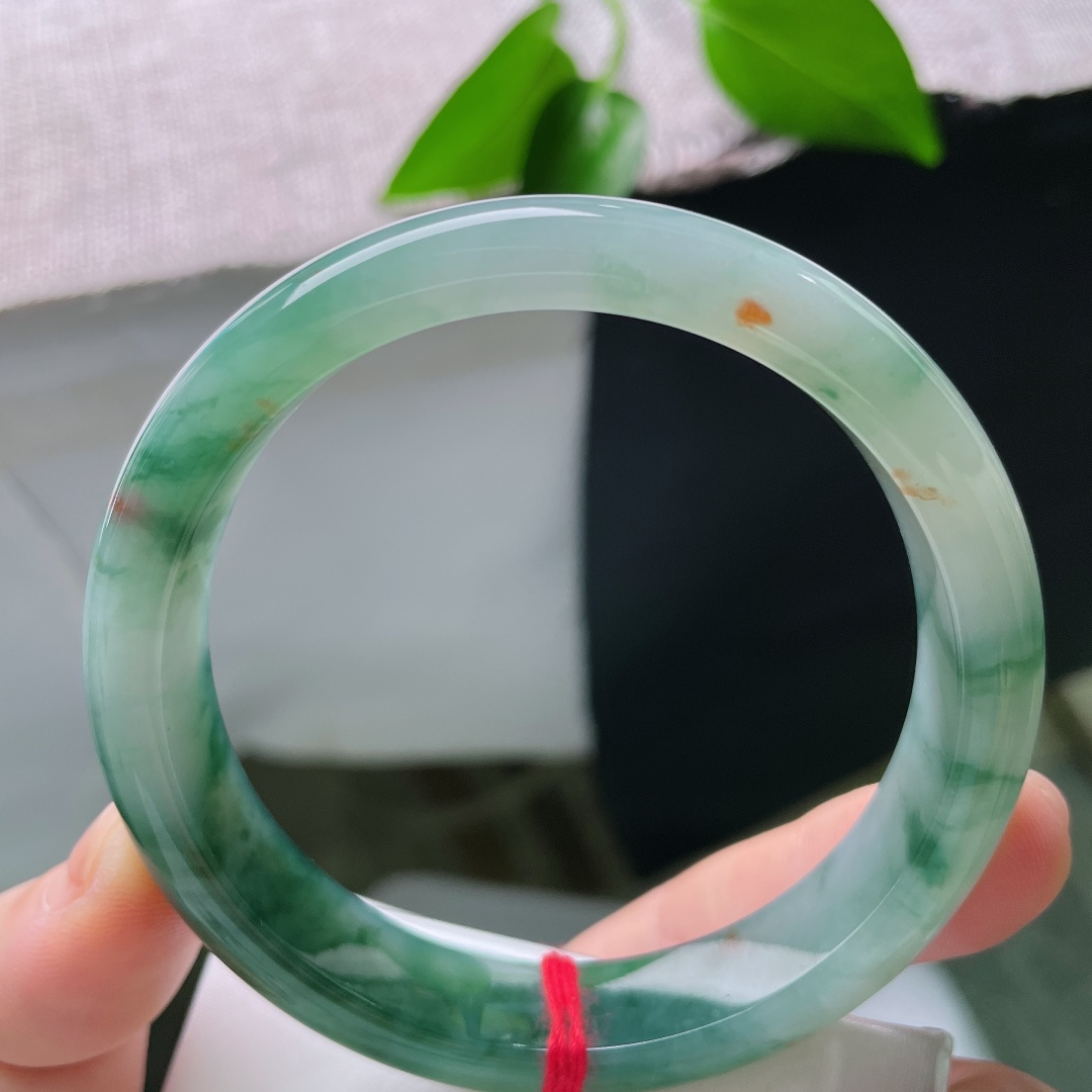 60.7/12.8/8.2，冰种正圈，无裂，洒金，冰润清透玉底，浓郁蓝绿飘花如云烟漫卷镯身，写意洒脱，自带山水诗意气韵。ss59418a