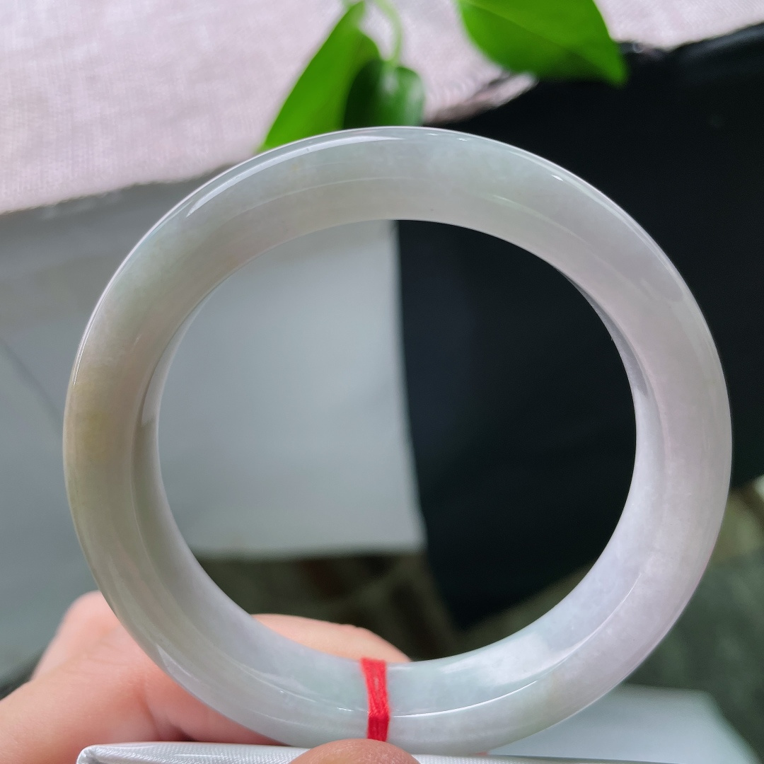 57.8/12.5/9.0，黄翡正圈，晶体，清浅冰底托一抹暖黄翡，色彩过渡柔和，镯型端正，寓意鸿运当头。ss59659a