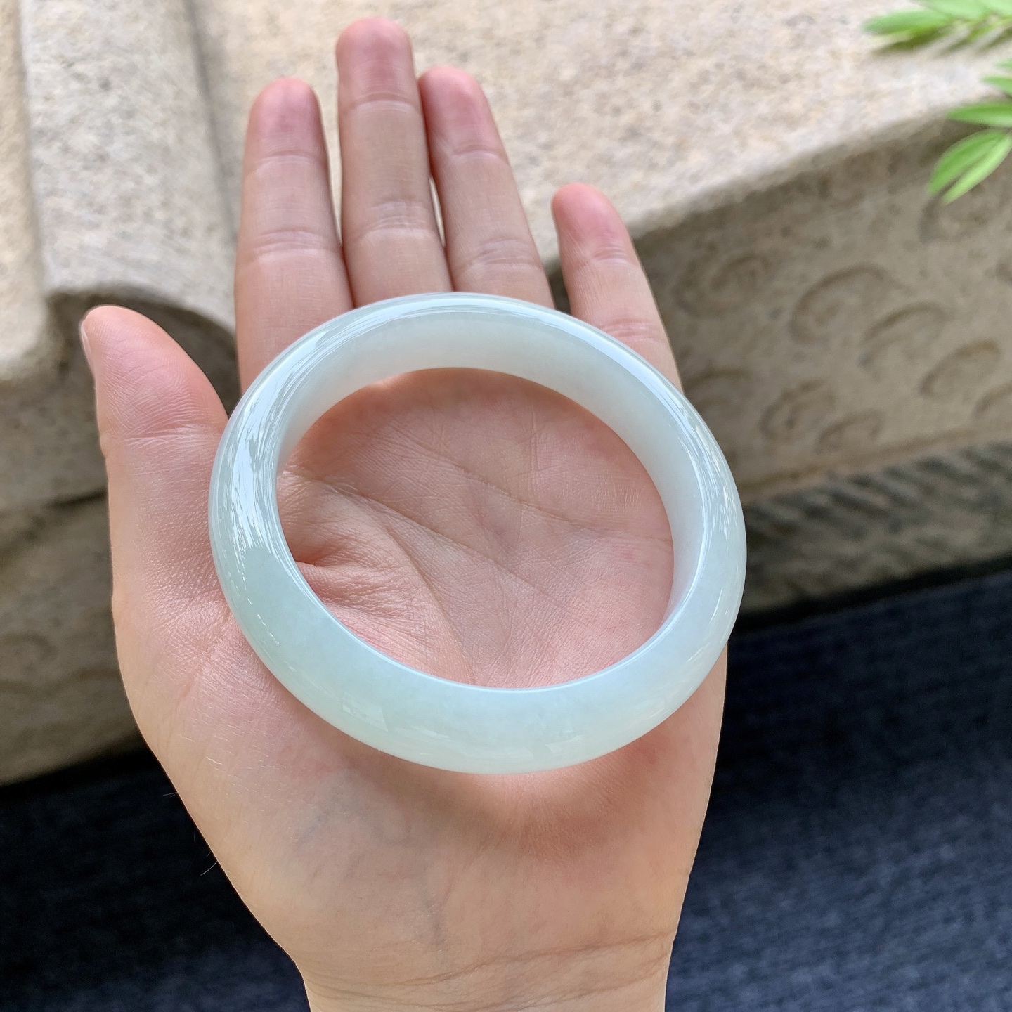 正圈55 56 圈口56.8/12.3/8.3 编码T1092310 细糯底色，水润，种老，细腻，打