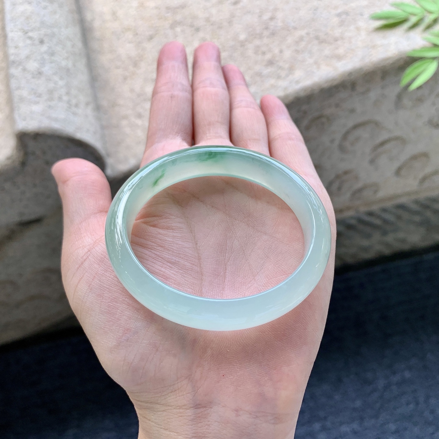 贵妃53 54 圈口54/46.9/12.3/7 编码GF092361 冰糯飘绿，水润，种老，细腻，打灯有棉线