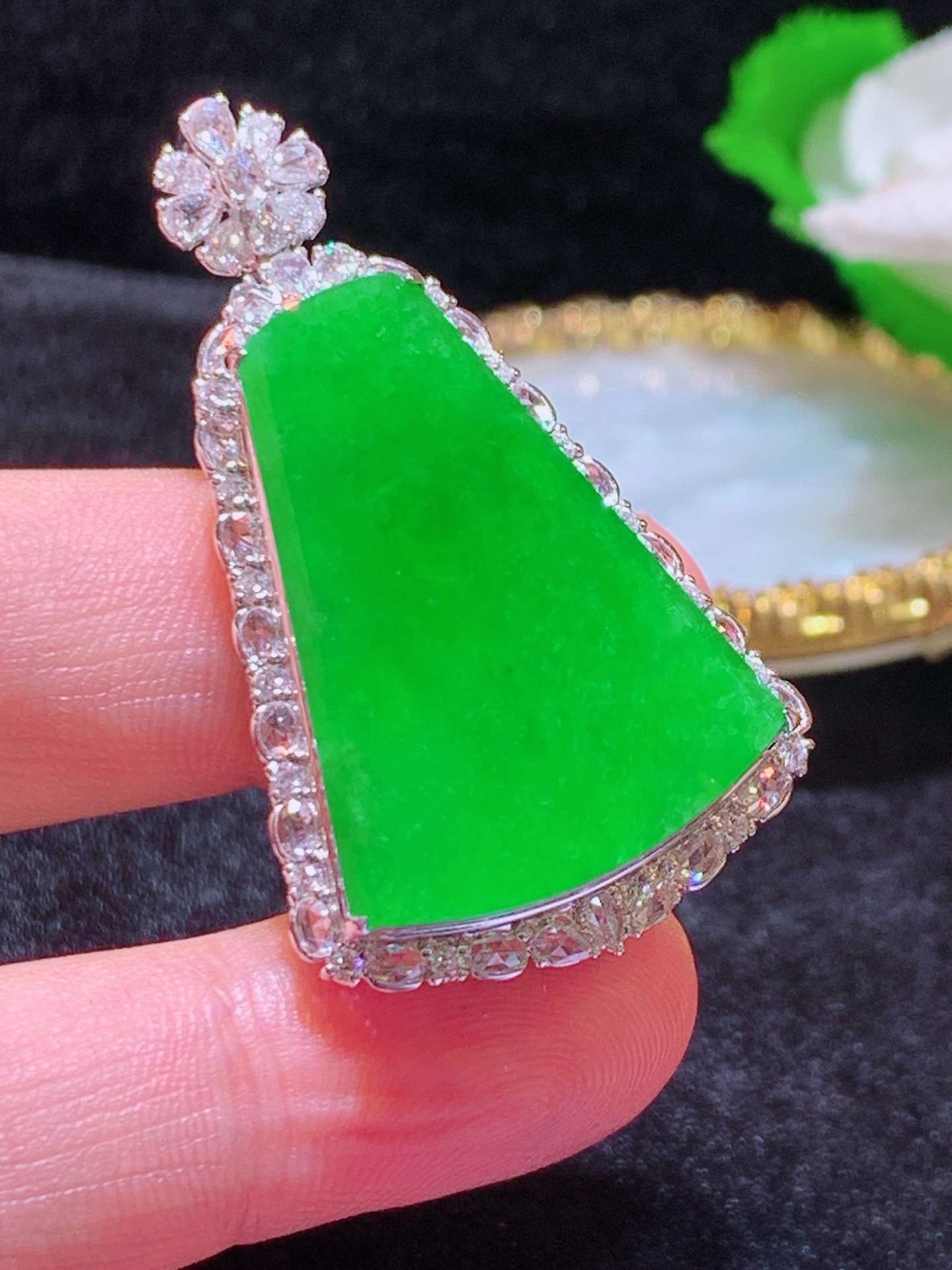 ️翡翠A货 满绿无事牌吊坠 18k金镶嵌，冰润细腻，佩戴效果出众，44.6-26.5-11.5
