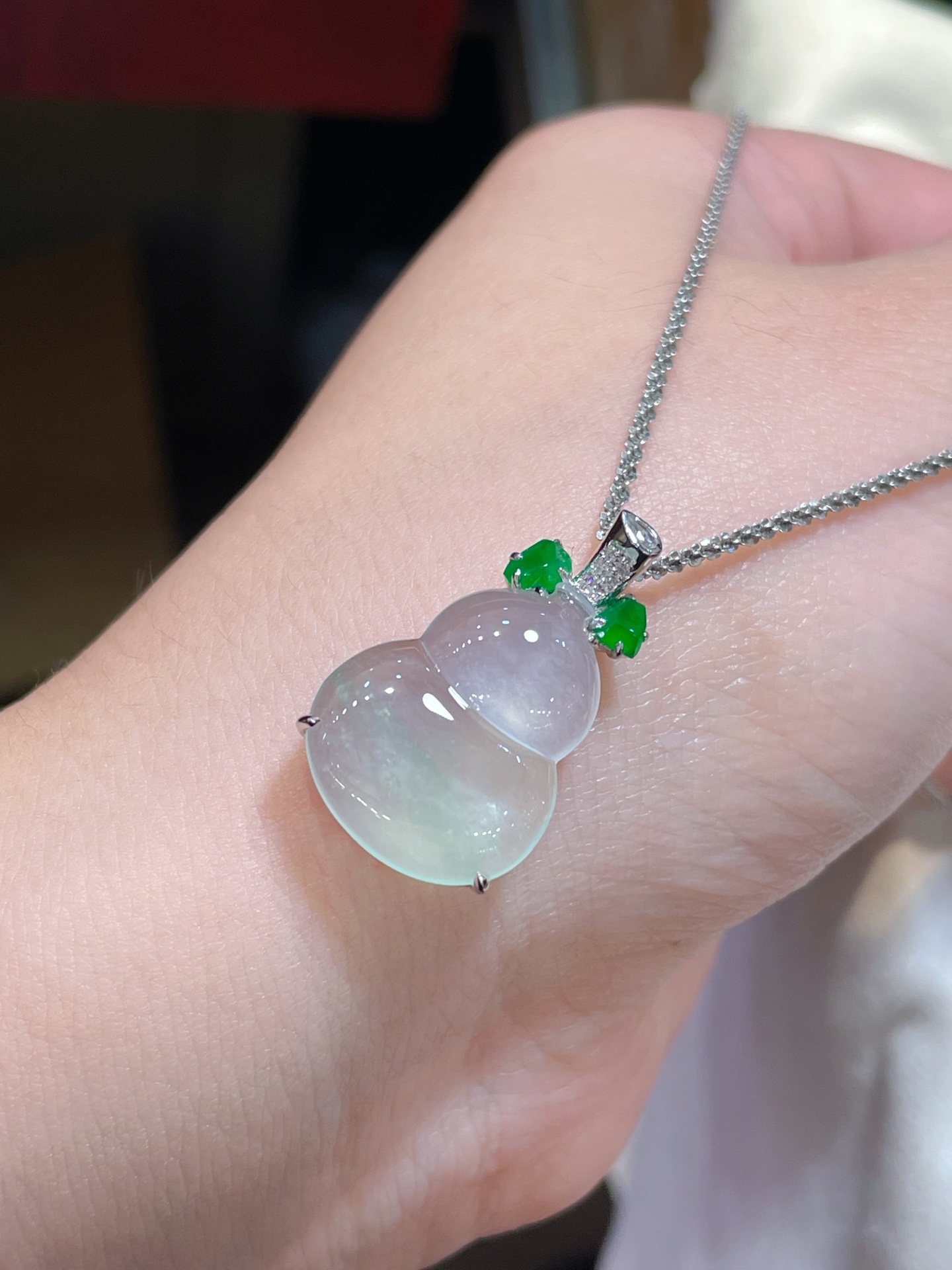 ️ 翡翠冰种飘绿花葫芦吊坠，实物更好看 起荧光，种水好好 裸石很饱满，专挑好品相，18k镶嵌，20.4-16-4