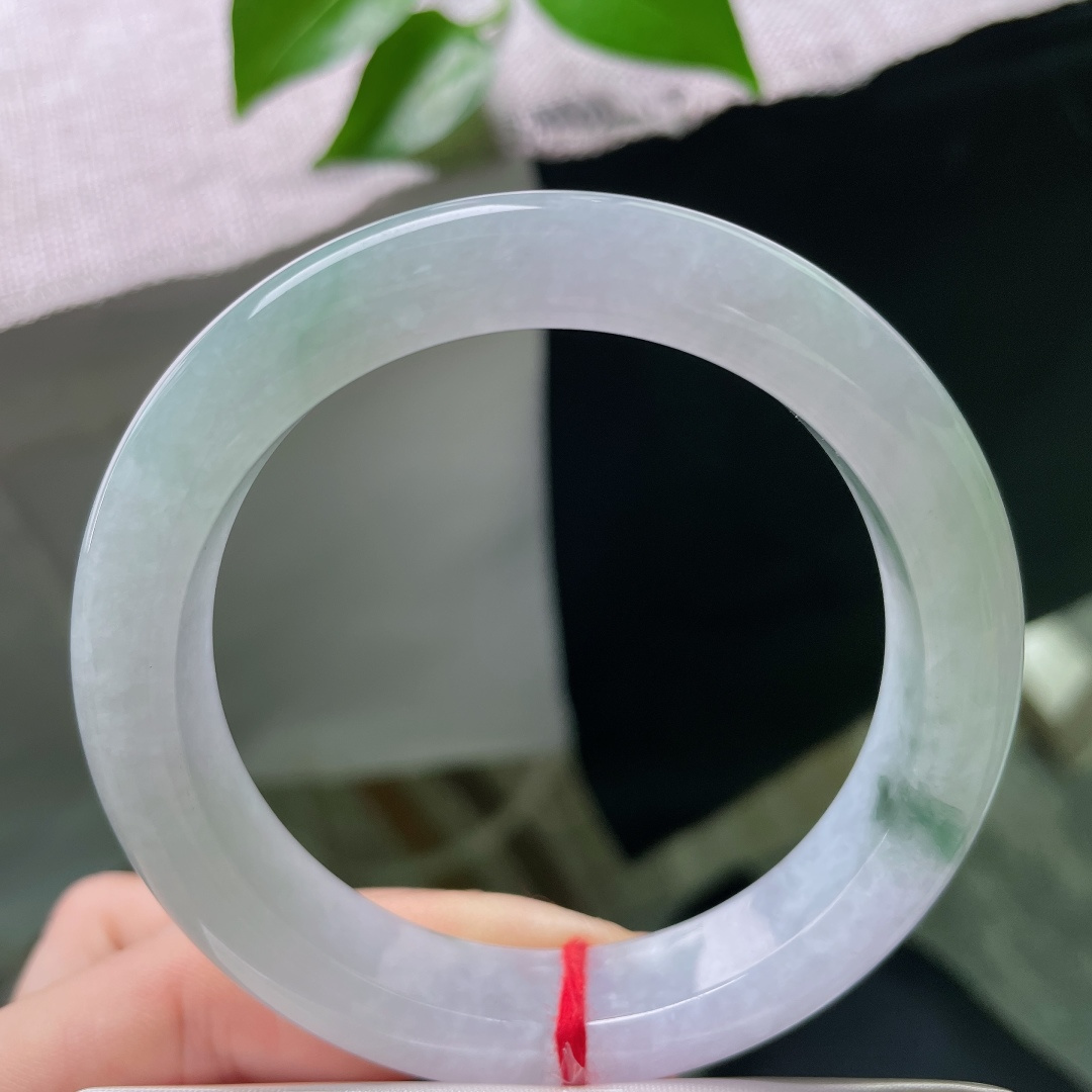 57/12.5/9.1，春彩正圈，晶体，朦胧紫底温润氤氲，鲜翠绿意悄然晕染玉璧，平安镯版型周正，含蓄