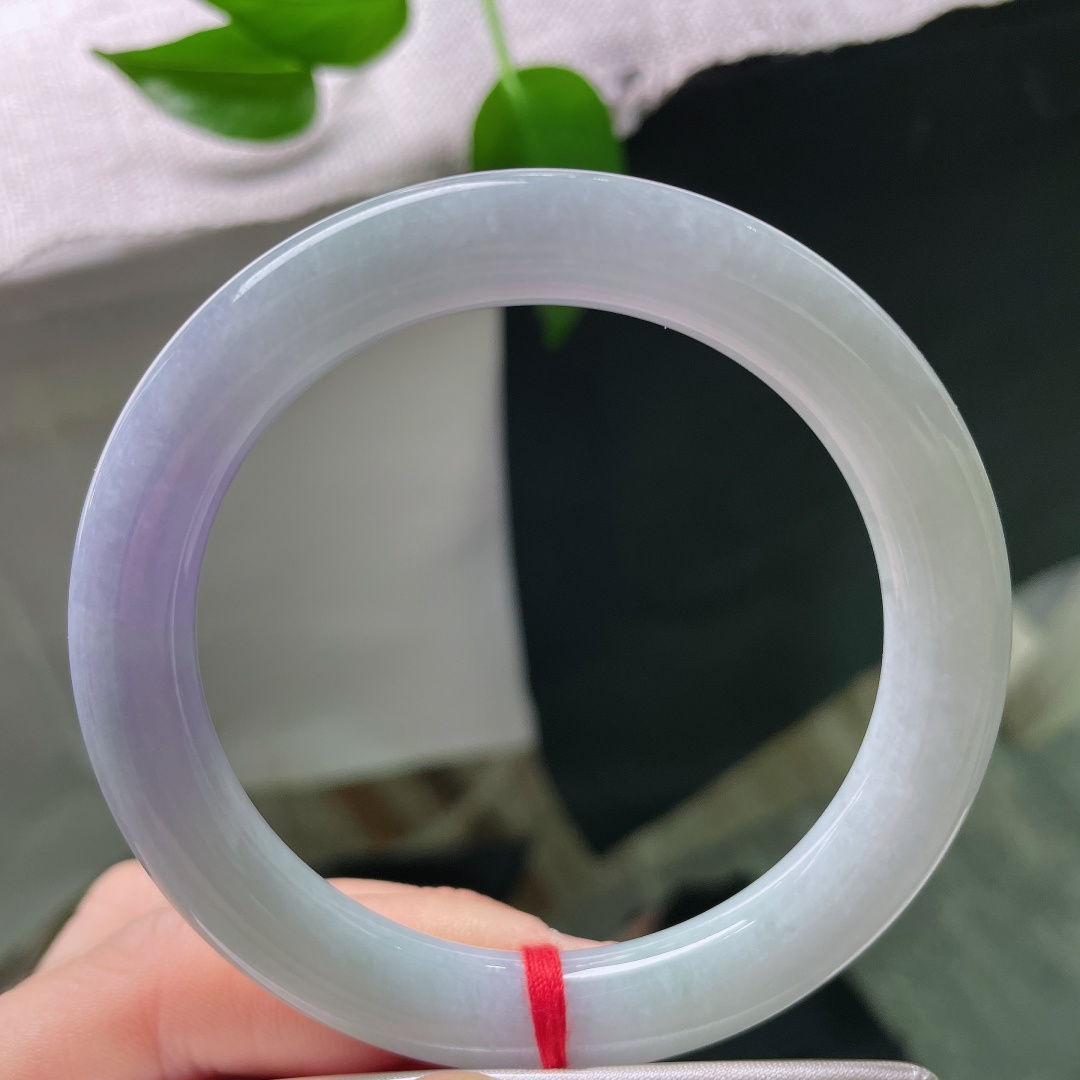 56/9.9，圆条，无裂，柔和淡紫弥散玉镯，圆条福镯线条圆润流畅，紫气盈盈，不艳不俗自带温柔氛围感。ss59628a