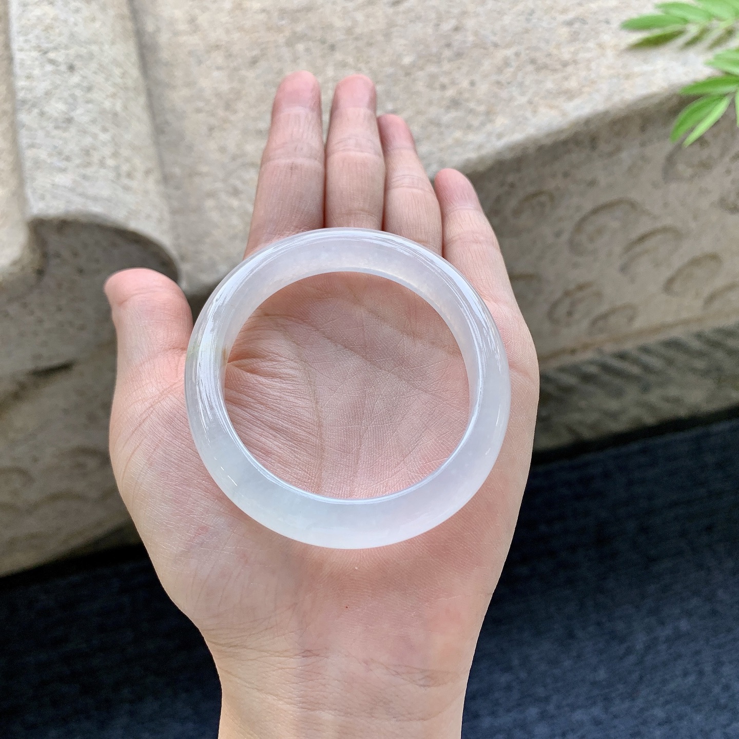 贵妃54 55 圈口55.4/49.2/10/7.5 编码GF011410 白冰，清透，水润，种老，细腻，打灯有絮线