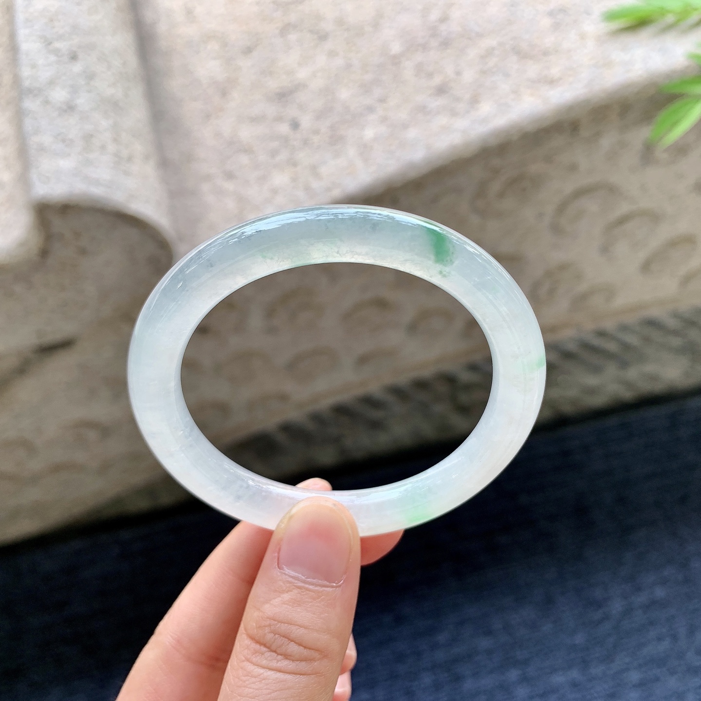 圆条51 52 圈口52.3/7.7/8.1 编码GF092389 冰糯飘绿，水润，种老，细腻，打灯有纹线