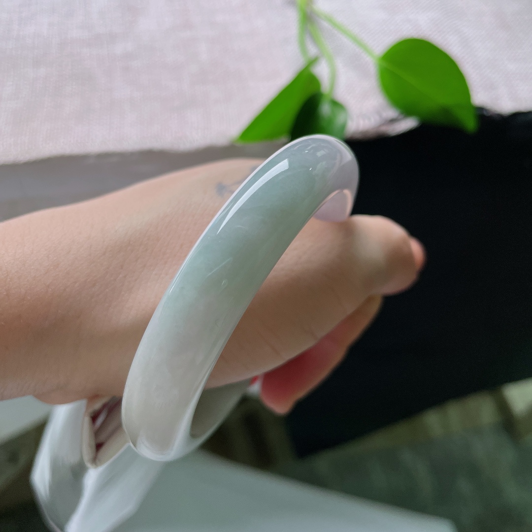 57.8/12.5/9.0，黄翡正圈，晶体，清浅冰底托一抹暖黄翡，色彩过渡柔和，镯型端正，寓意鸿运当头。ss59659a