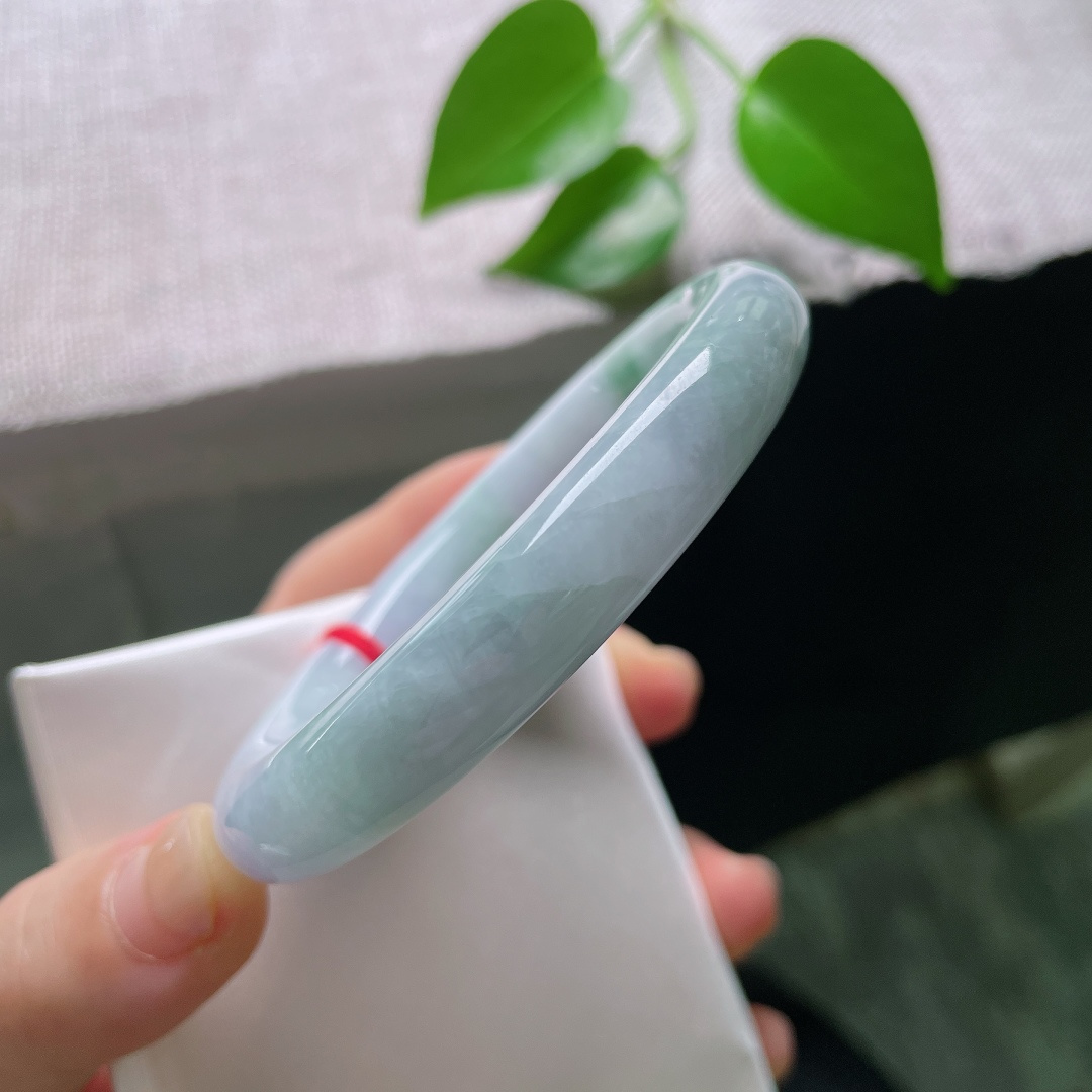 56.8/10.7，春彩圆条，一点皮纹，玉质温润细腻，素白底色衬悠然翠色，双色相生柔和不张扬，流露玉石含蓄温润质感。ss59437a