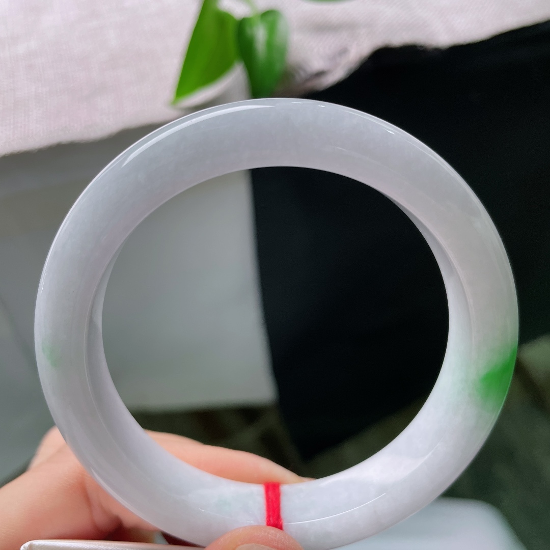 57.8/12/9，春彩正圈，一点皮纹，纯净白底色素雅恬淡，点点辣绿分段洒落镯壁，素底衬艳翠，简约款