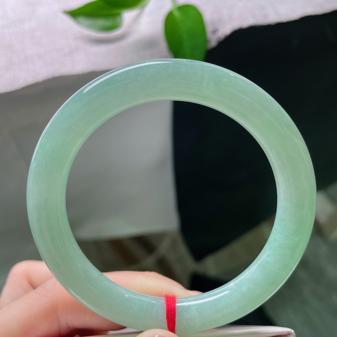 56.5/9.5，果绿圆条，无裂，水润细腻，清新的果绿浅浅晕染镯身，不深沉不艳俗，自带清甜干净的气质
