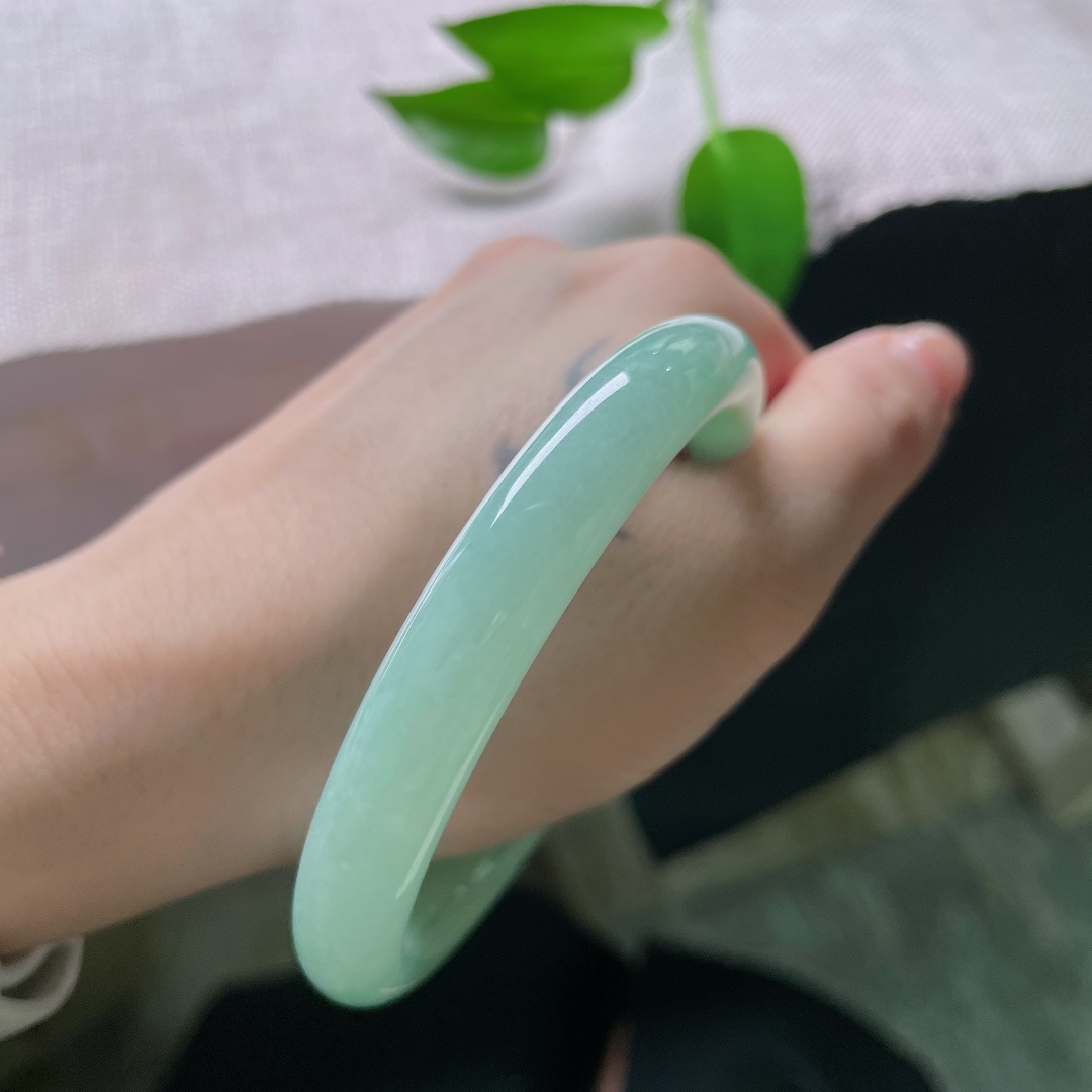 58.7/9.9，果绿圆条，棉线，玉质干净柔和，果绿深浅错落，恰似春日林间刚冒头的新叶，生机盎然。ss59645a
