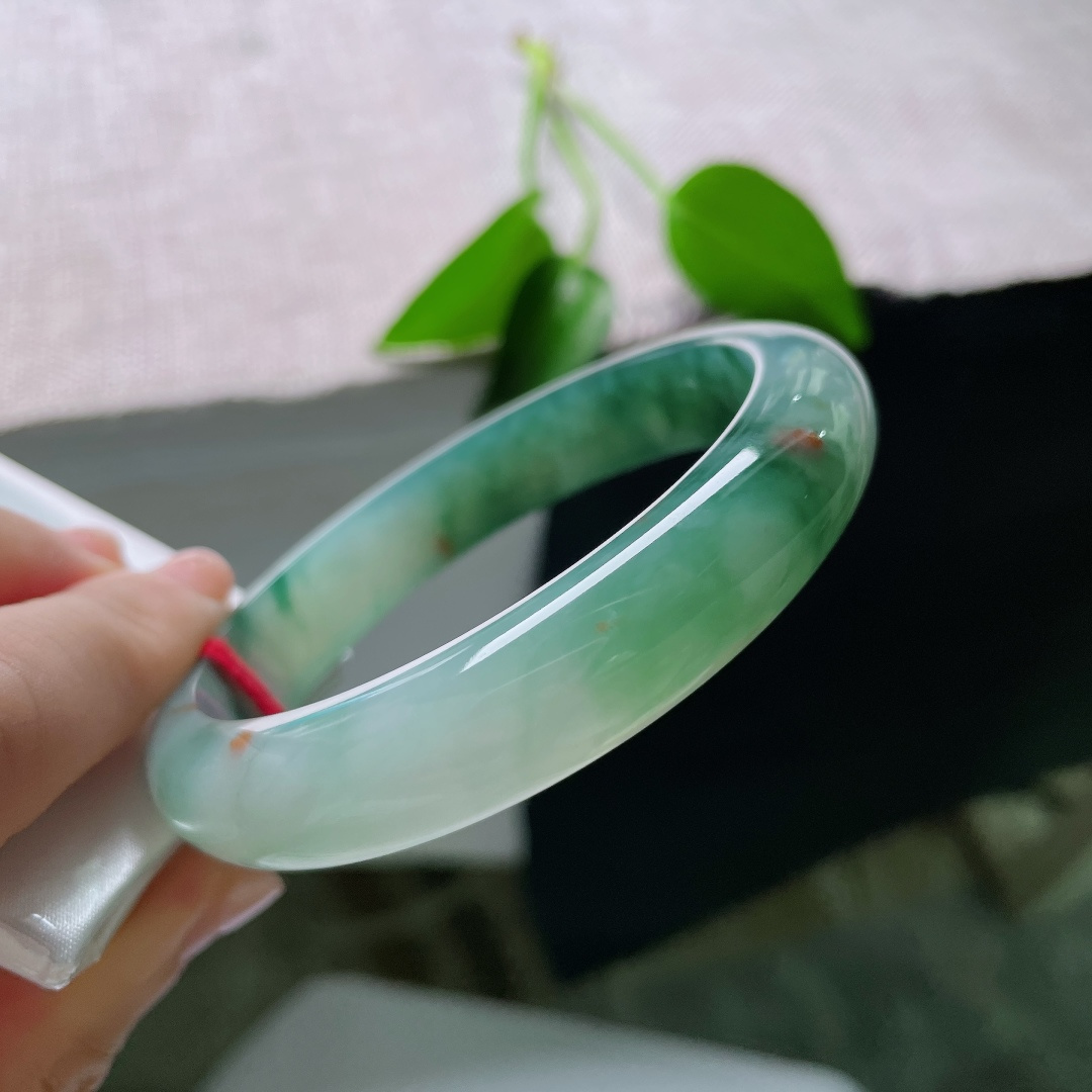 60.7/12.8/8.2，冰种正圈，无裂，洒金，冰润清透玉底，浓郁蓝绿飘花如云烟漫卷镯身，写意洒脱，自带山水诗意气韵。ss59418a