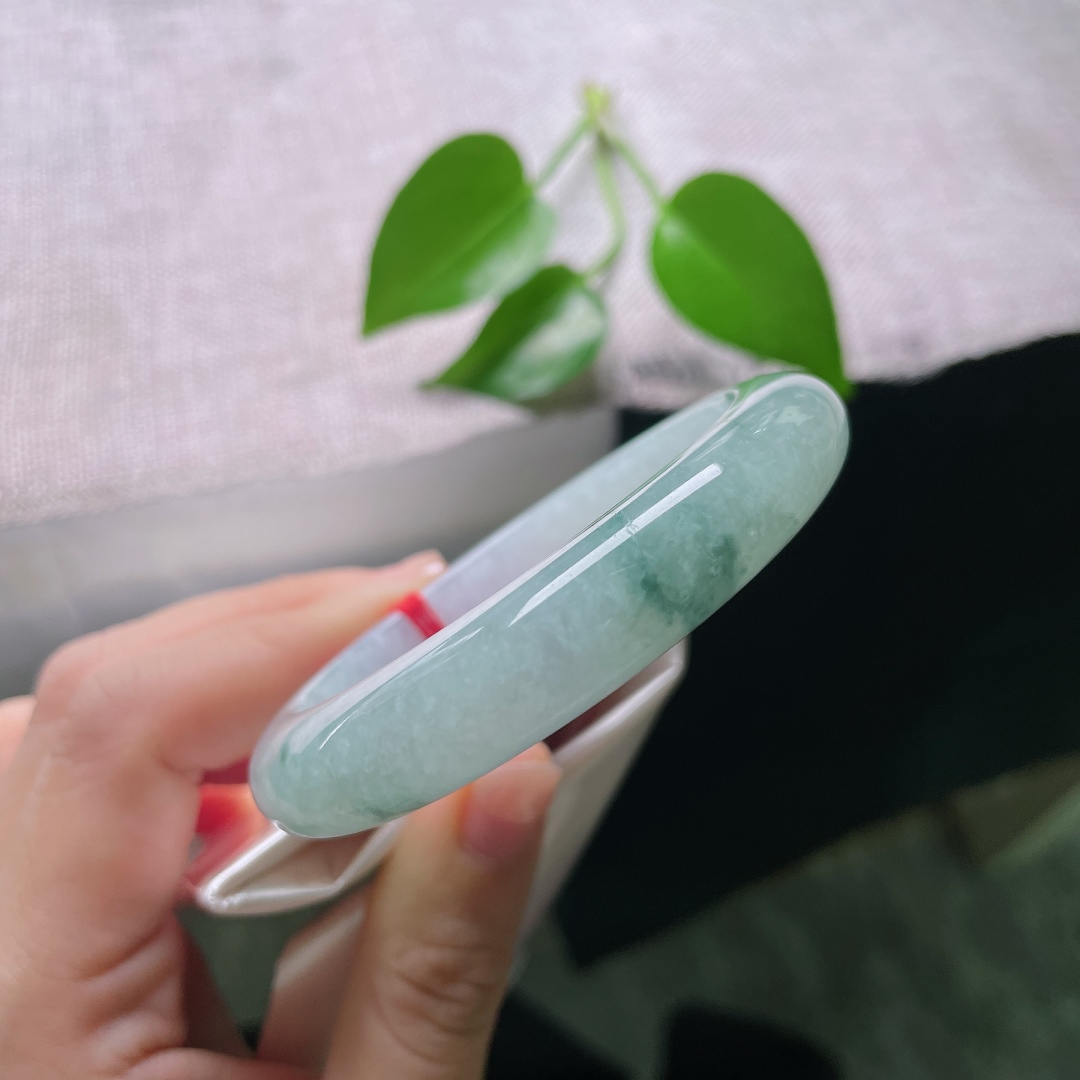 55/11.8/8.7，飘花正圈，一点皮纹，细腻柔和，清润的玉底如同上好宣纸，任由天然花色缓缓晕染开来。ss59531a