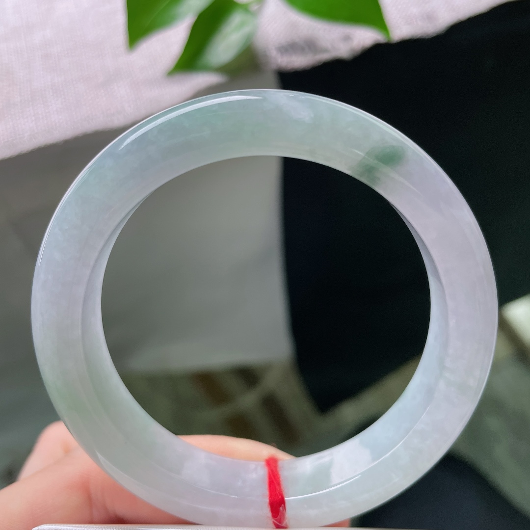 57/12.5/9.1，春彩正圈，晶体，朦胧紫底温润氤氲，鲜翠绿意悄然晕染玉璧，平安镯版型周正，含蓄清雅气韵悠远绵长。ss59553a