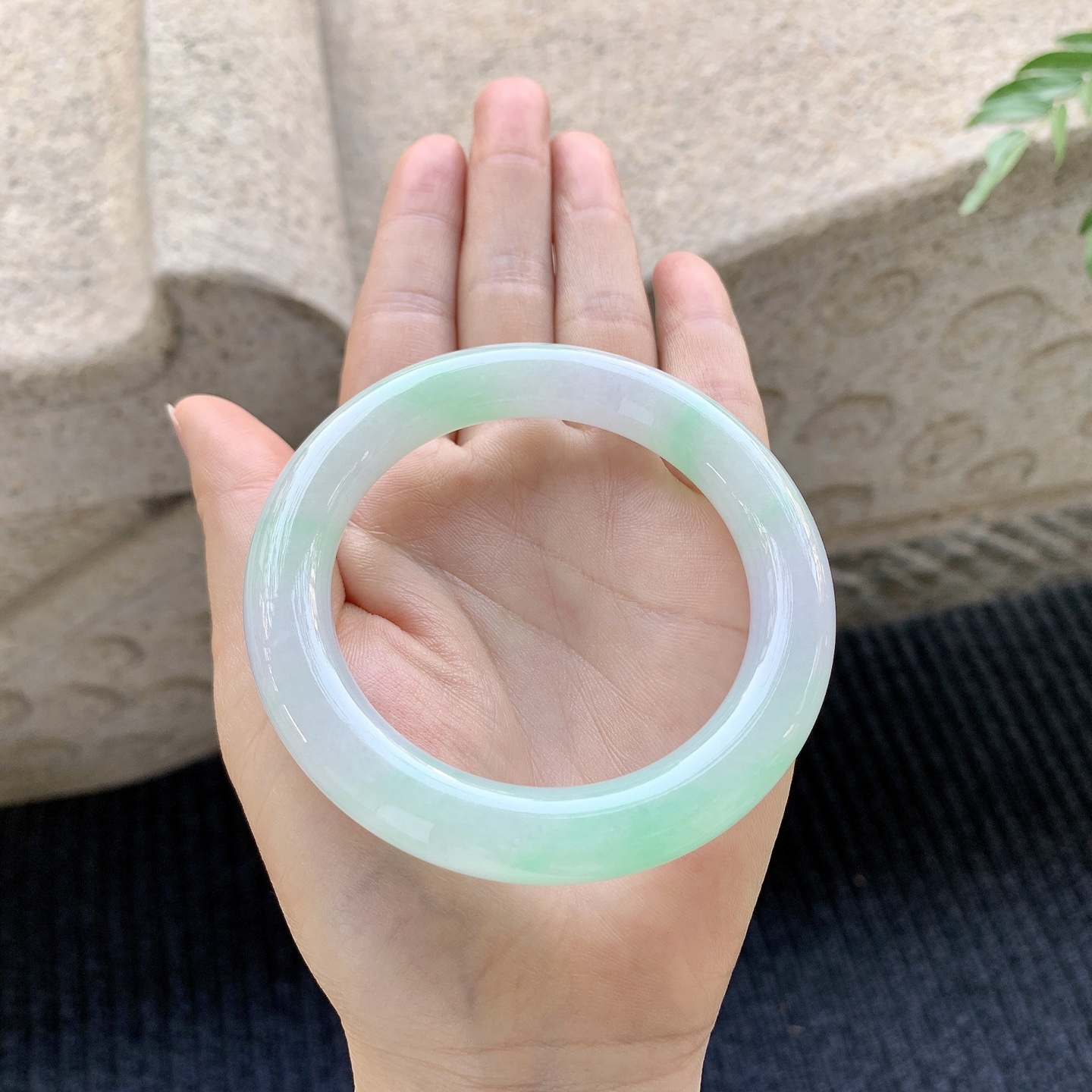 圆条54 55 圈口55.8/10.8/10.9 编码Q5092225 冰糯春彩，水润，种老，细腻，无裂