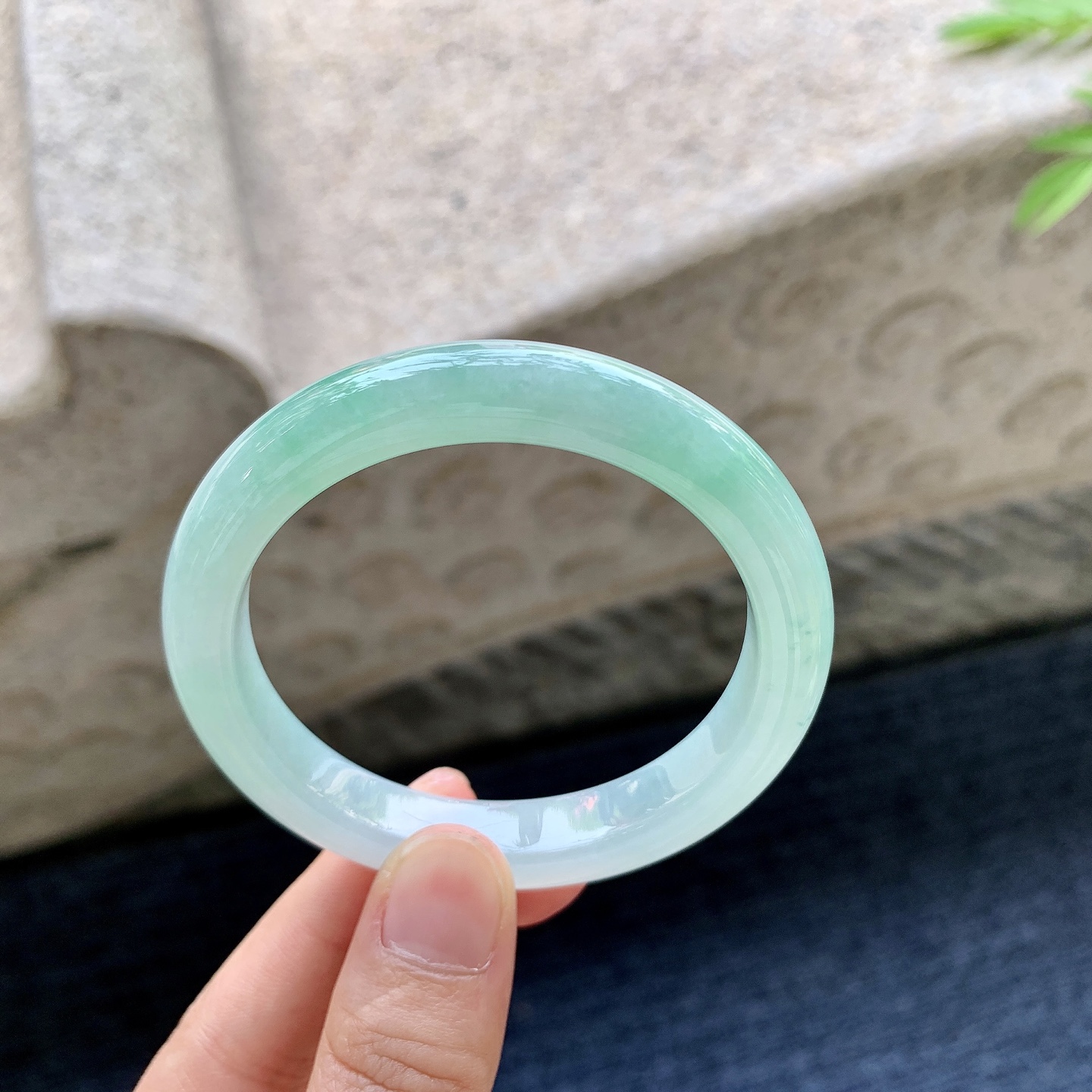 正圈51 52 圈口52.2/9.8/7.8 编码GF092321 糯冰飘绿，水润，种老，细腻，打灯有纹线