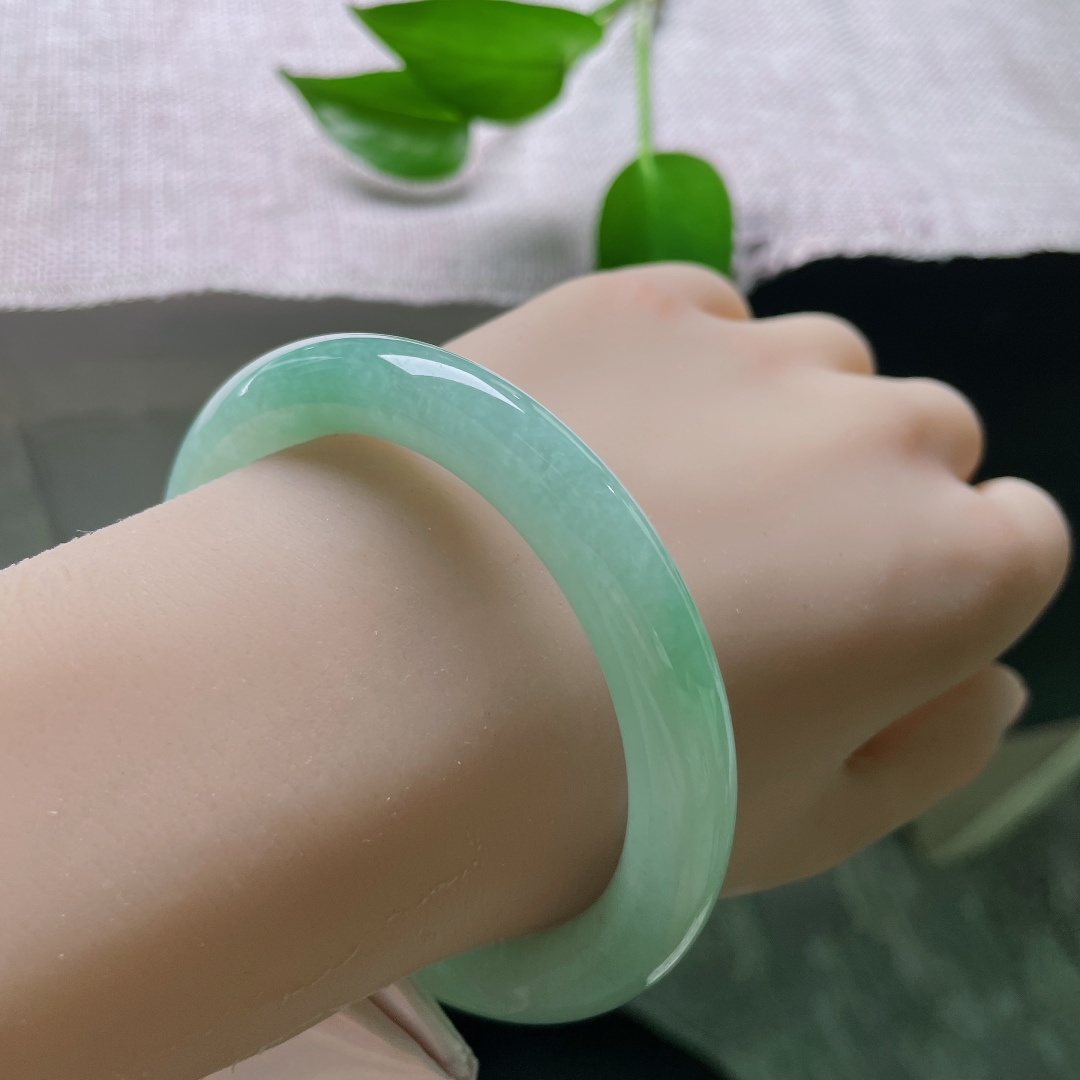 57/9.7，果绿圆条，棉线，细腻温润，水润柔和，玉质与果绿相互映衬，刚柔相济，悠悠韵味绵长不绝。ss59642a