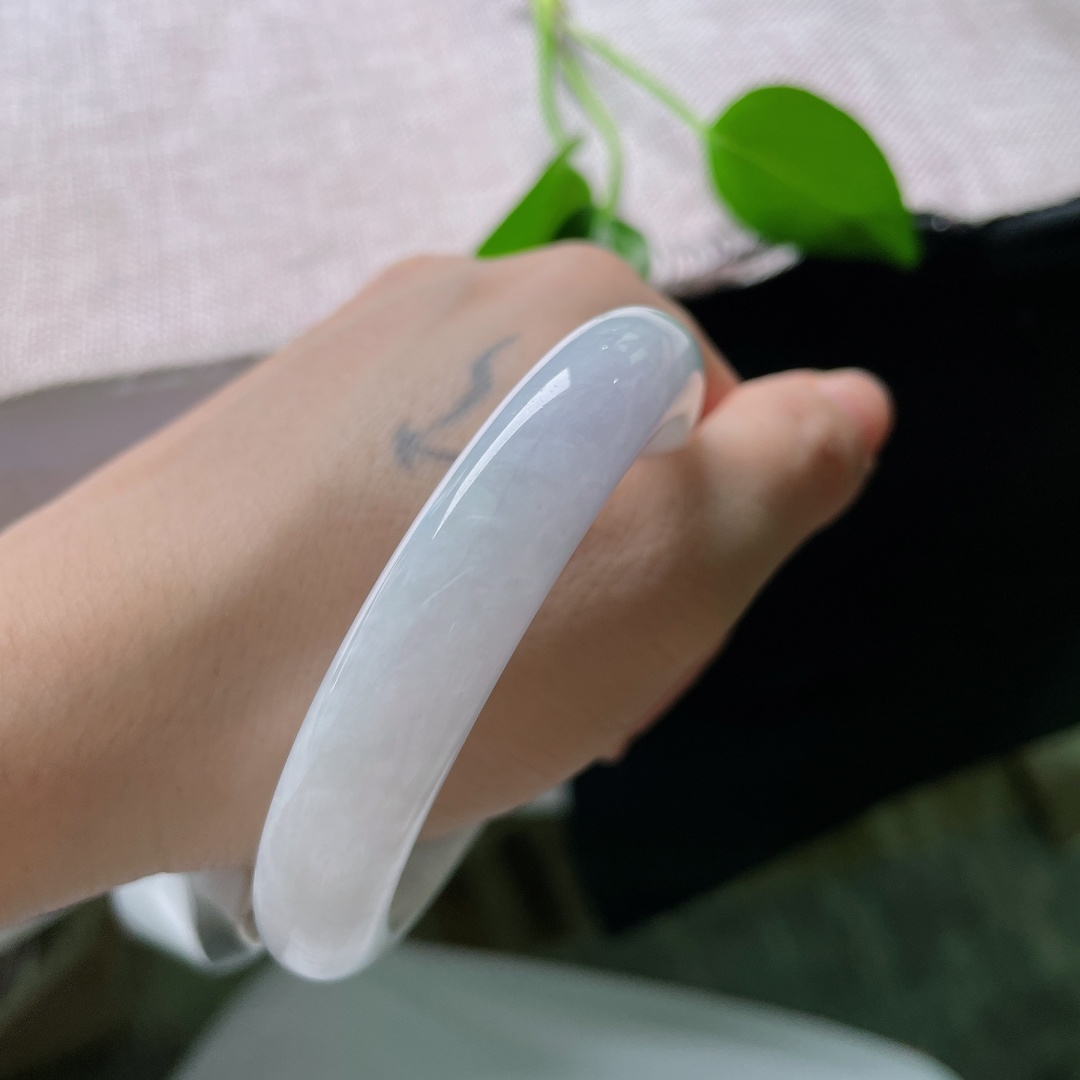 56.7/11.6/8.5，白月光正圈，一点皮纹，底子匀净细腻，光泽温润内敛，素面留白，演绎简约玉石美感。ss59598a