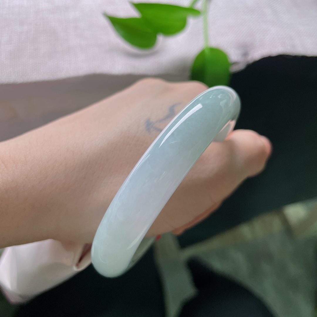 56.5/12.1/9.6，蓝底正圈，皮纹，玉质胶润饱满，包裹着淡淡的蓝韵，触感细腻，温润动人。ss59462a