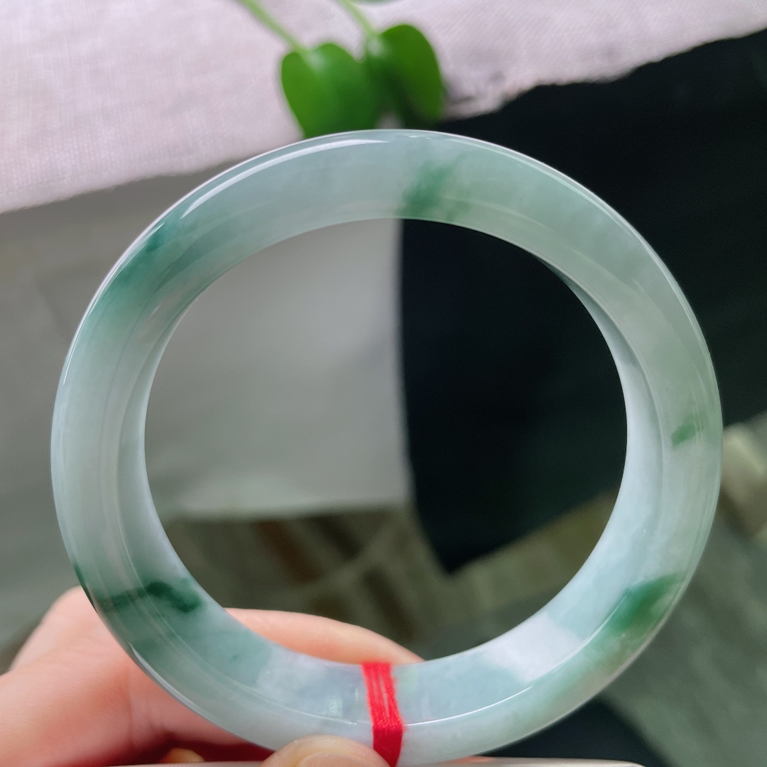 58/13.2/8.5，飘花正圈，棉线，水润细腻，飘花如流云漫过山岗，悠悠缓缓，安静地栖在玉镯之上。ss59348a