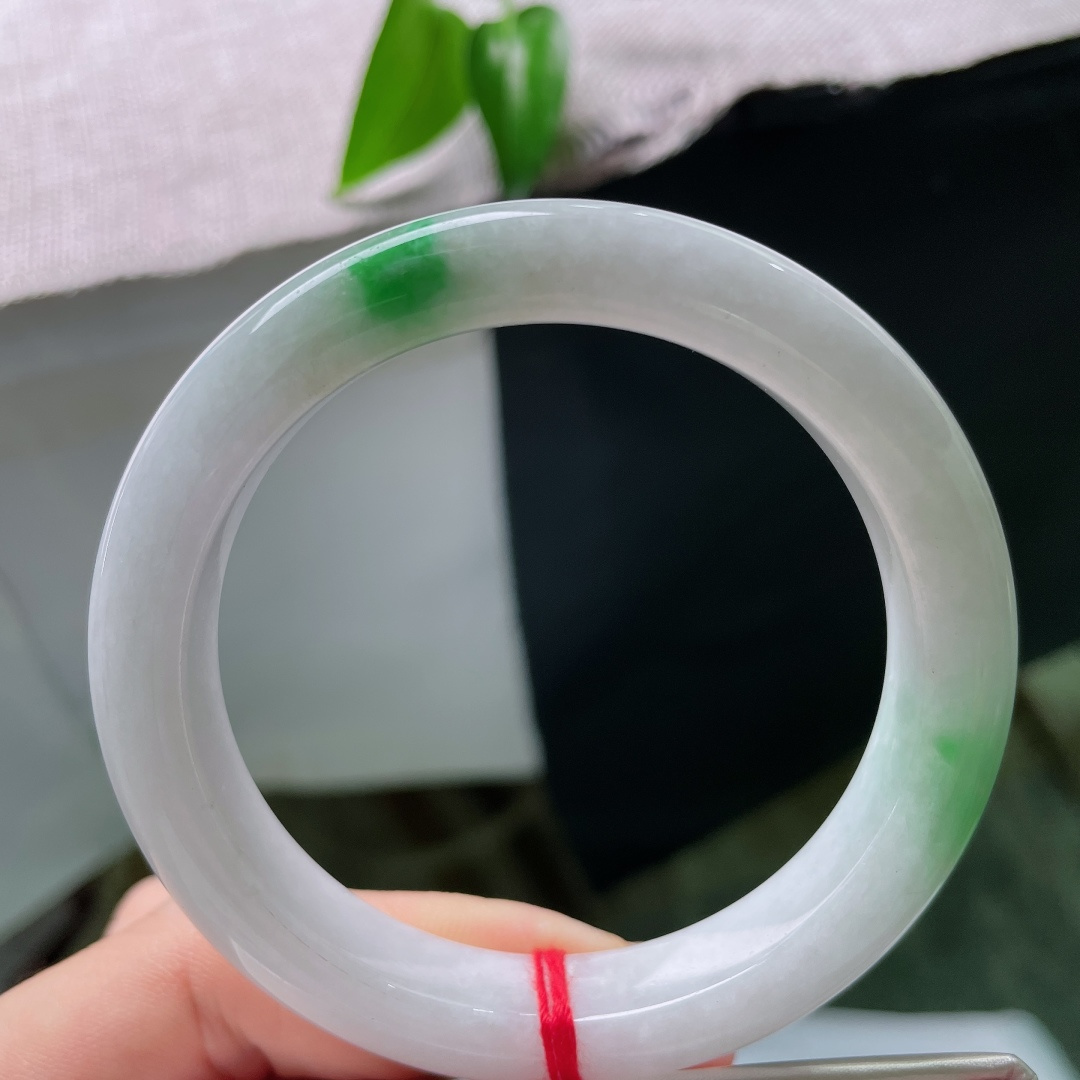 56.9/11.1/9，春彩正圈，一点皮纹，素雅白冰玉底温润干净，两处鲜辣翠色点睛镯身，青白相映，简