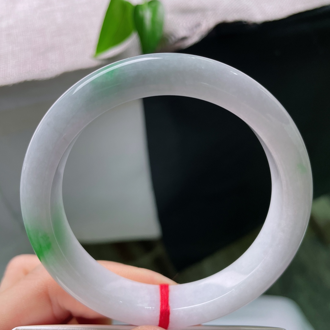 57.8/12/9，春彩正圈，一点皮纹，纯净白底色素雅恬淡，点点辣绿分段洒落镯壁，素底衬艳翠，简约款式自带记忆亮点。ss59651a