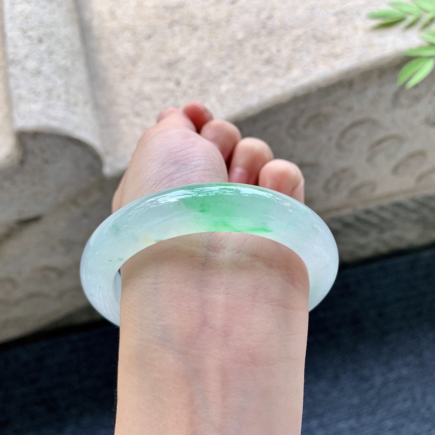 正圈55 56 圈口56.6/12/9.4 编码H3092355 冰糯飘绿，清透，水润，种老，细腻，打灯有棉根