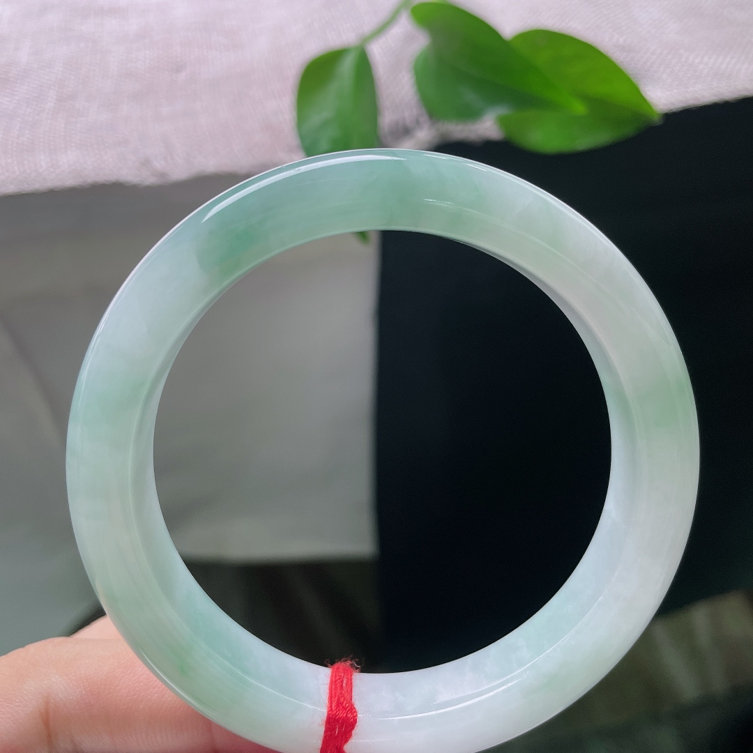 蓝底正圈，皮纹，清润冰底裹挟着悠悠翠色，恰似一汪山间清泉，凉意扑面而来。ss57963a
