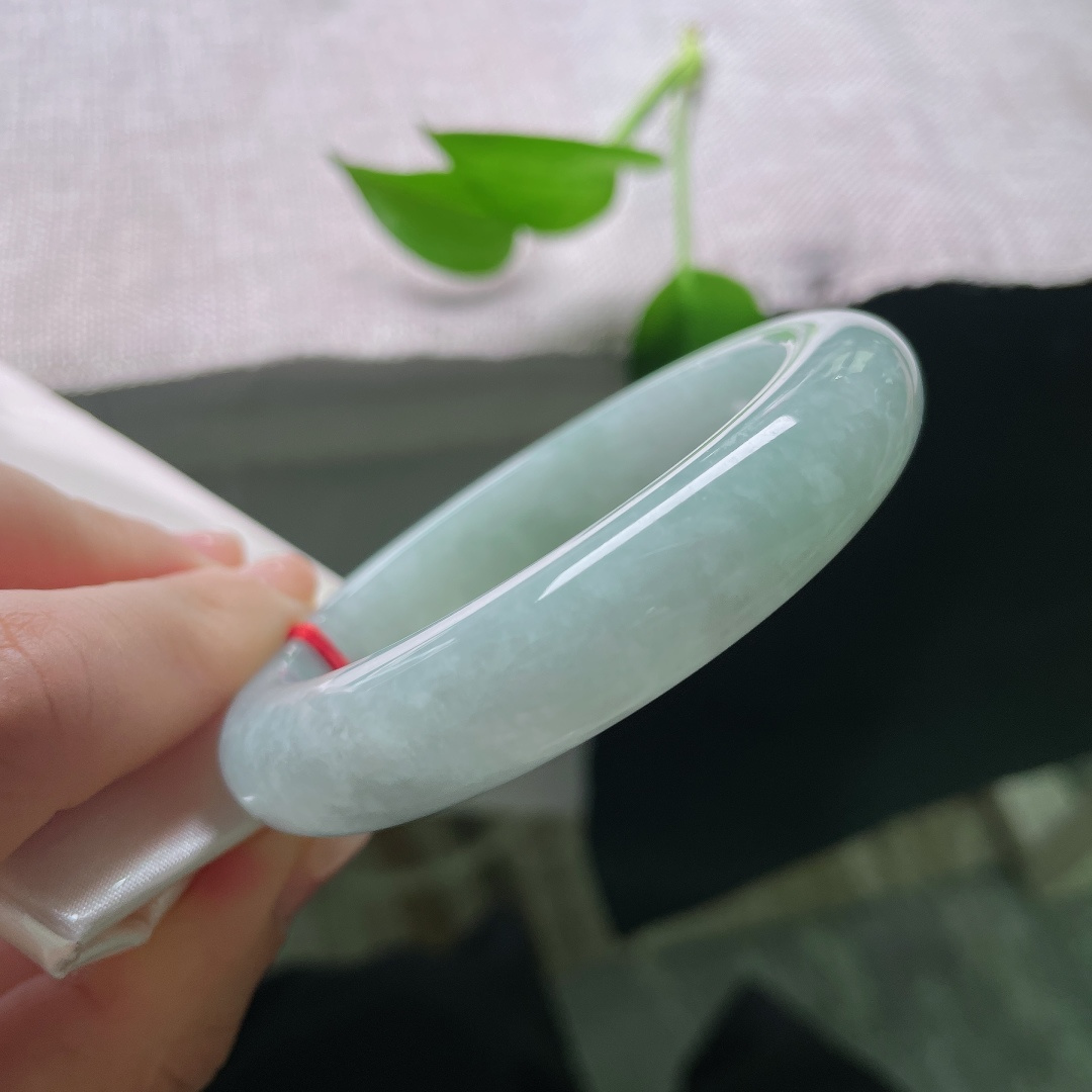 56.4/12.6/9.7，蓝底正圈，皮纹，柔和湖水绿温润匀净，冰感玉地清透干净，平安镯端庄周正，沉静温婉韵味悠长。ss59463a