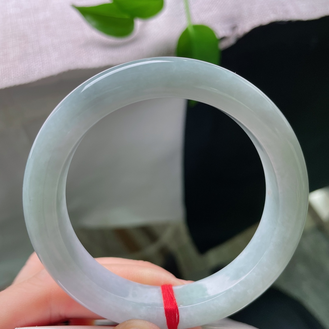 56.5/12.1/9.6，蓝底正圈，皮纹，玉质胶润饱满，包裹着淡淡的蓝韵，触感细腻，温润动人。ss59462a