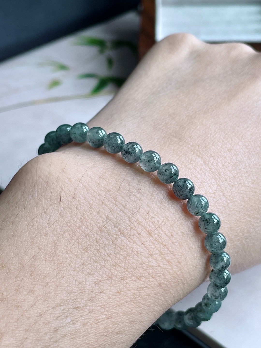 【珠子】冰乌鸡手串圆珠珠子手串 【说明】缅甸 性比高 【尺寸】5.5mm 【重量】11.8克