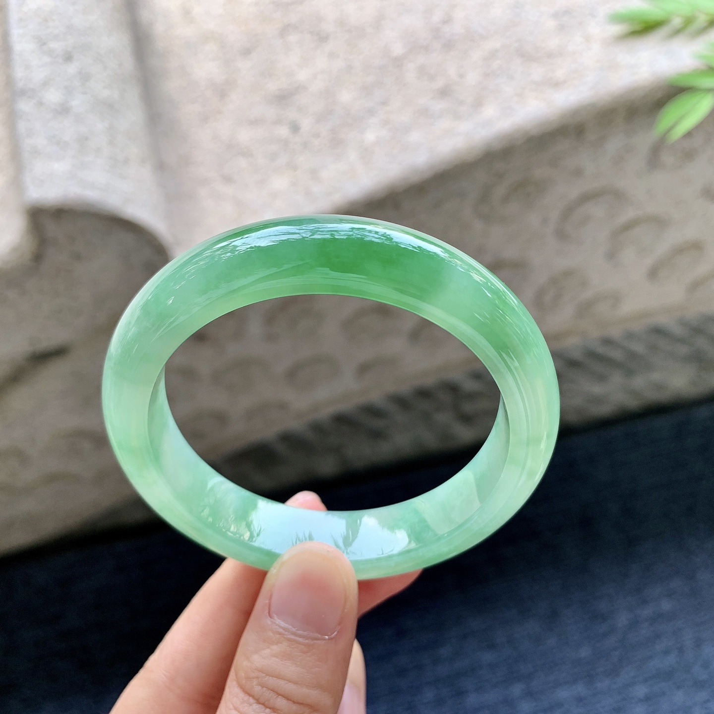正圈53 54 圈口54.6/12.5/8 编码WW092387 糯冰飘辣绿，水润，种老，细腻，打灯有纹线