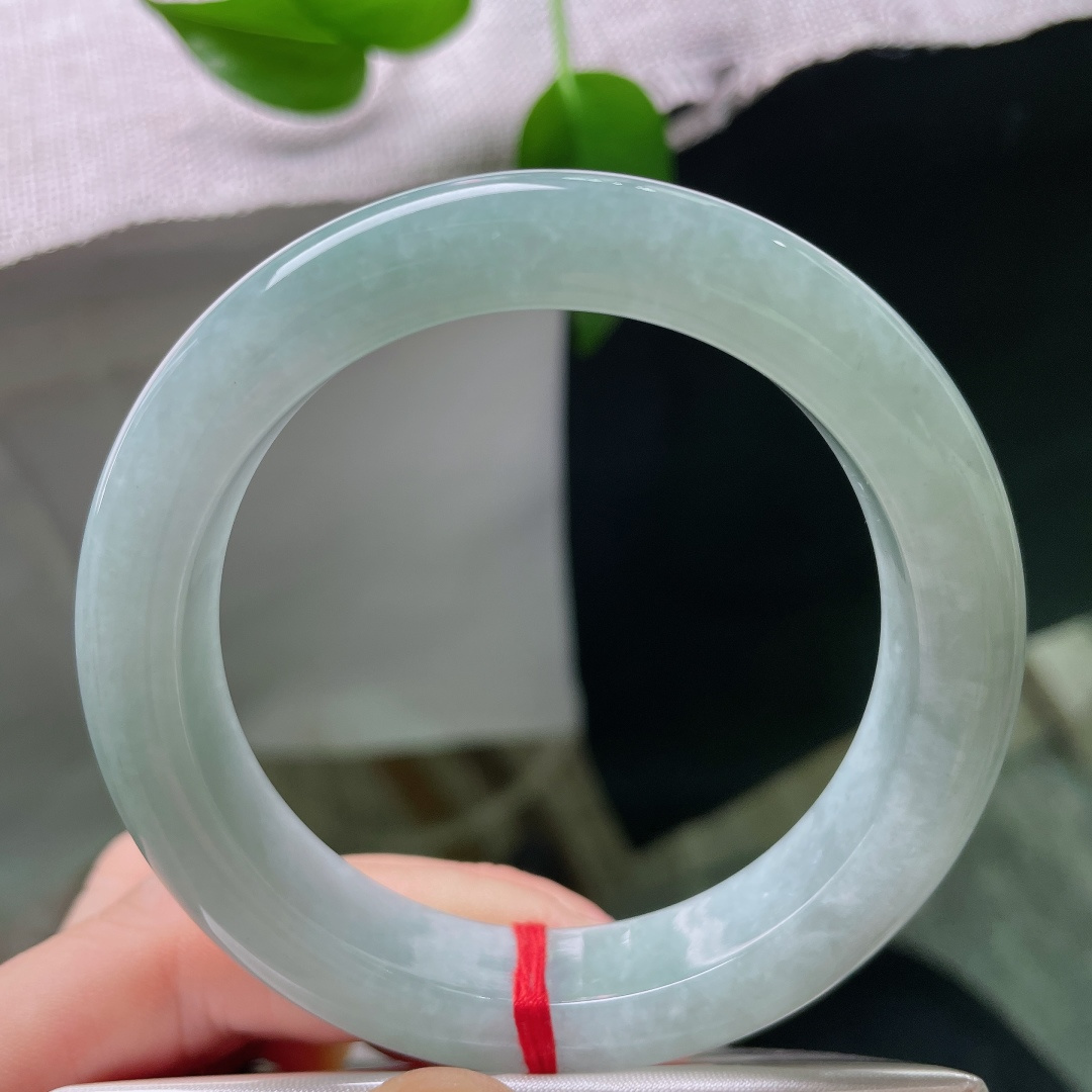 56.4/12.6/9.7，蓝底正圈，皮纹，柔和湖水绿温润匀净，冰感玉地清透干净，平安镯端庄周正，沉静温婉韵味悠长。ss59463a