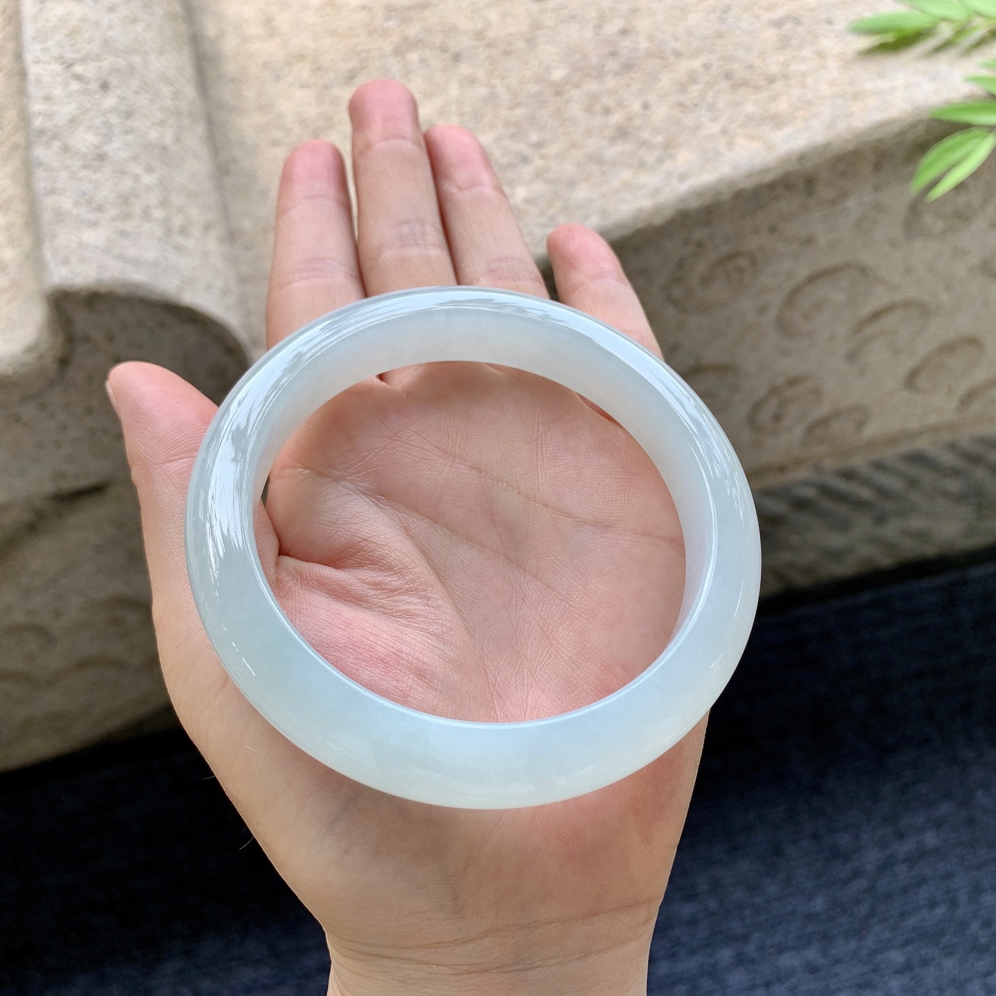正圈64 65 圈口65/12.8/9.5 编码T1092304 糯冰底色，水润，种老，细腻，无裂