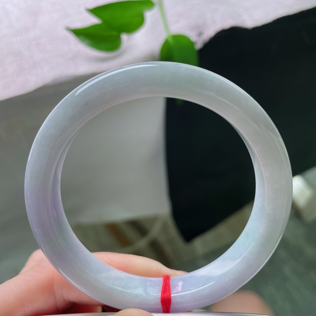 58/11.1/8.5，正圈，无裂，玉质糯润顺滑，浅紫氤氲于圆条镯壁，色调柔和内敛，腕间流转沉静温润的诗意。ss59635a