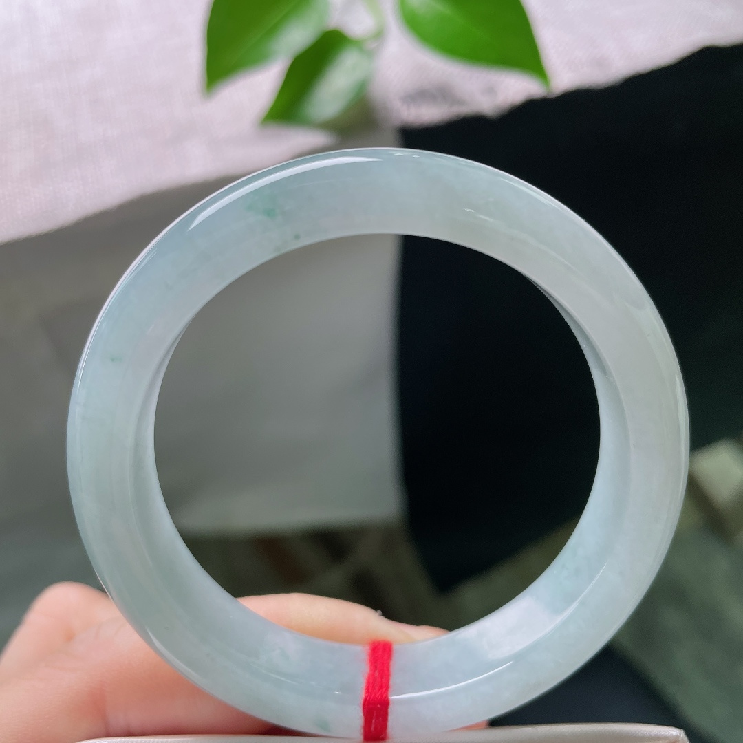 53.4/12/8，飘花正圈，无裂，清冰为底，蓝花轻扬，花色含蓄飘逸，素镯简约大气，宛如一幅淡墨山水