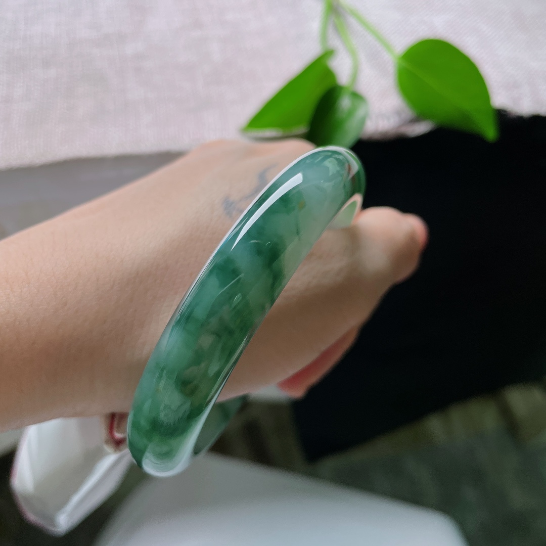 60.7/12.8/8.2，冰种正圈，无裂，洒金，冰润清透玉底，浓郁蓝绿飘花如云烟漫卷镯身，写意洒脱，自带山水诗意气韵。ss59418a
