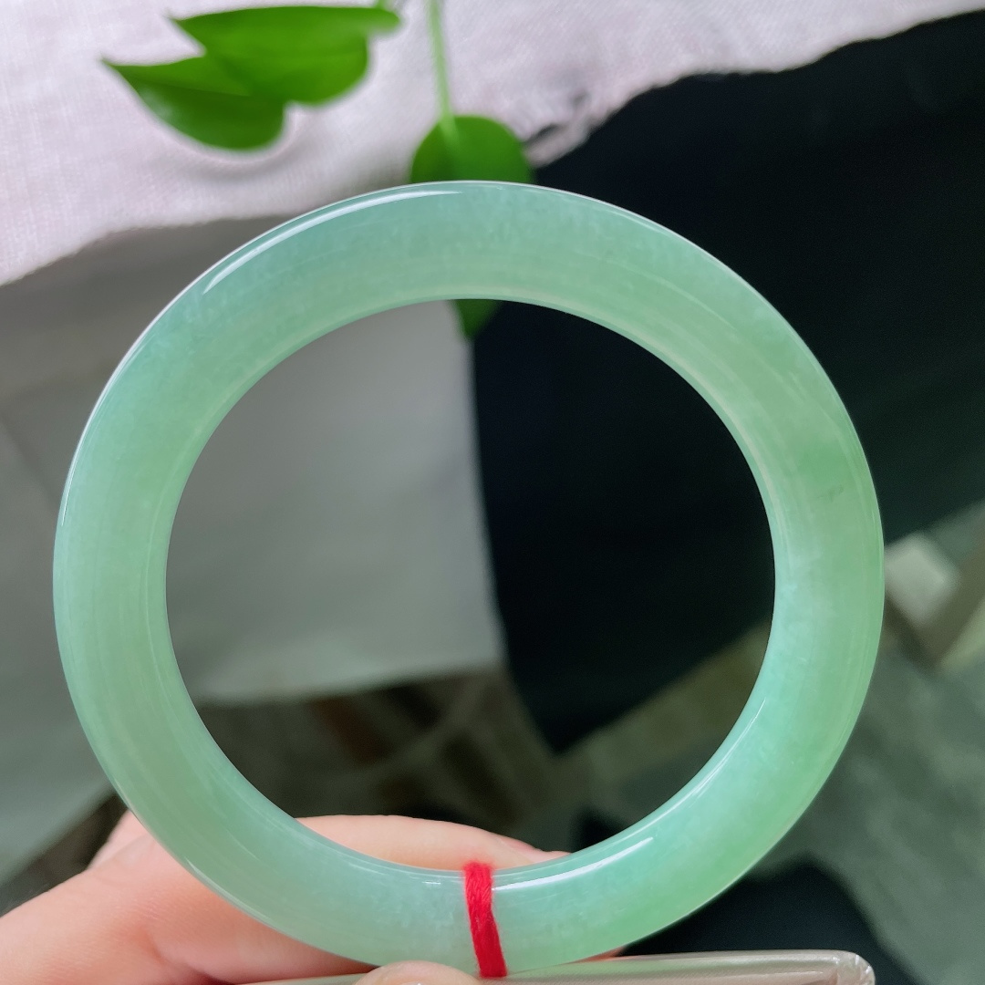 56.5/9.4，绿底圆条，无裂，玉质冰润细腻通透，柔和果绿匀净弥散，圆条线条流畅，复古形制尽显雅致风情。ss59646a