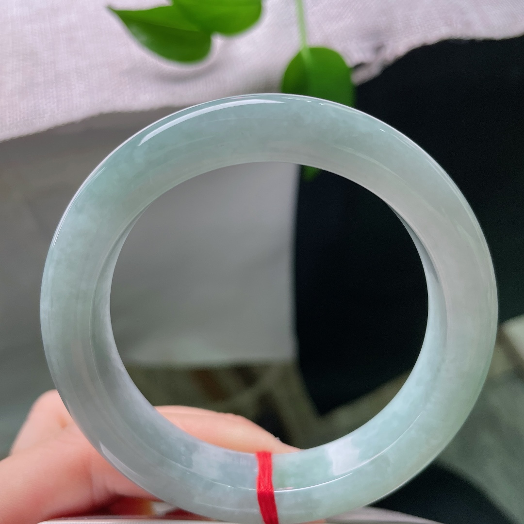 56.4/12.6/9.7，蓝底正圈，皮纹，柔和湖水绿温润匀净，冰感玉地清透干净，平安镯端庄周正，沉静温婉韵味悠长。ss59463a